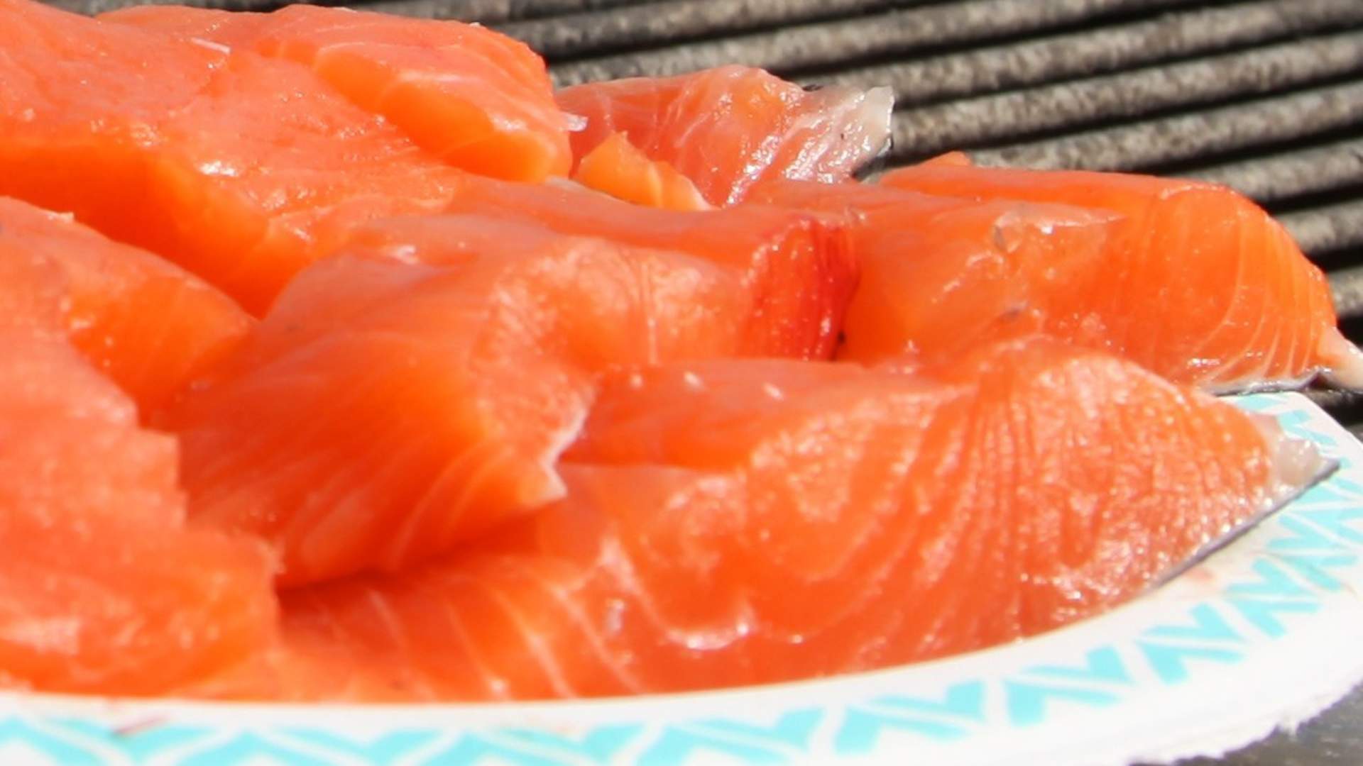 Fersk fisket laksebiter klar for å tilberedes og spises.