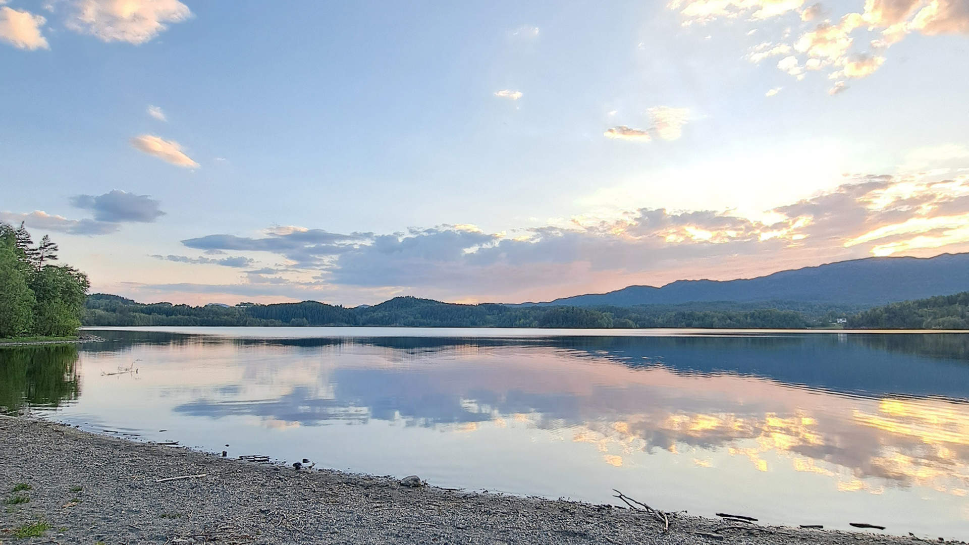 Ådlandsstranda ved Ådlandsvatnet og turvegen