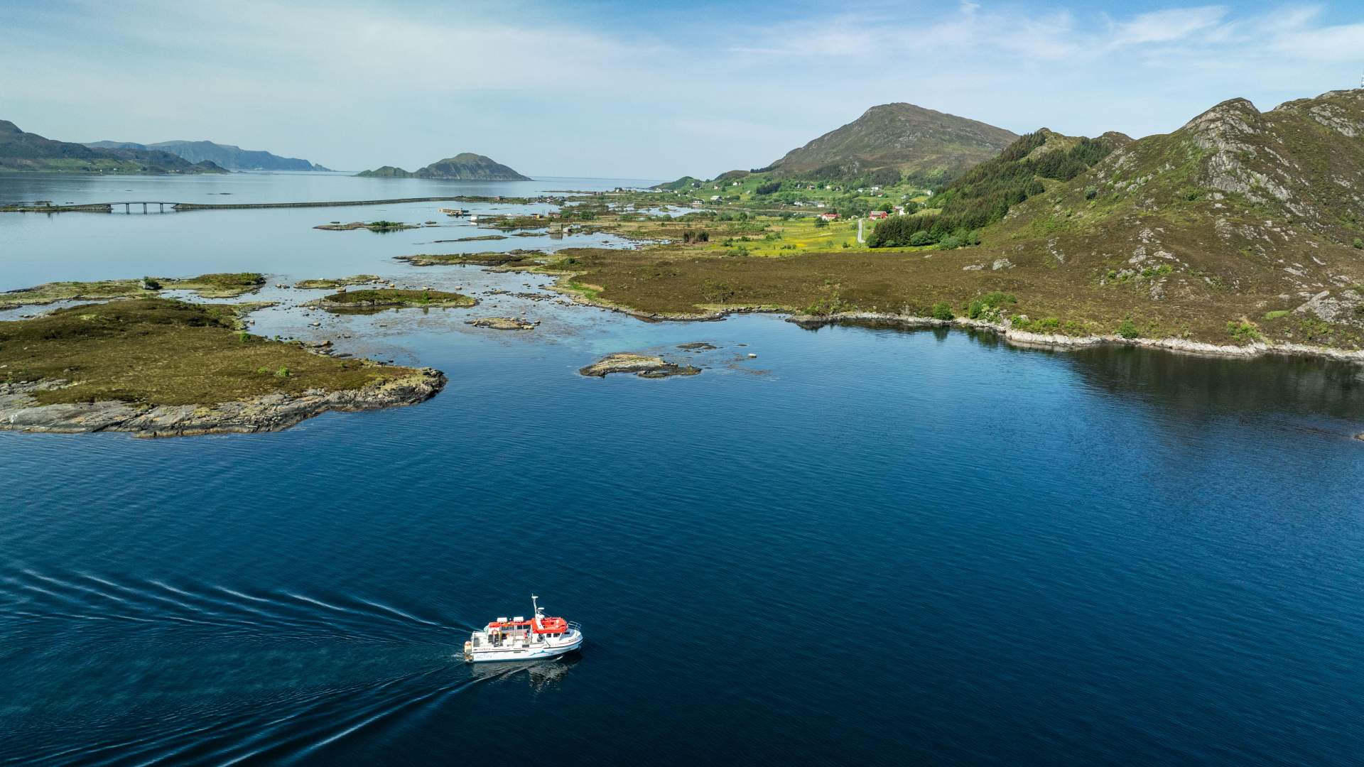 Båten på vei til fiske mellom skjærgården på søre Sunnmøre.