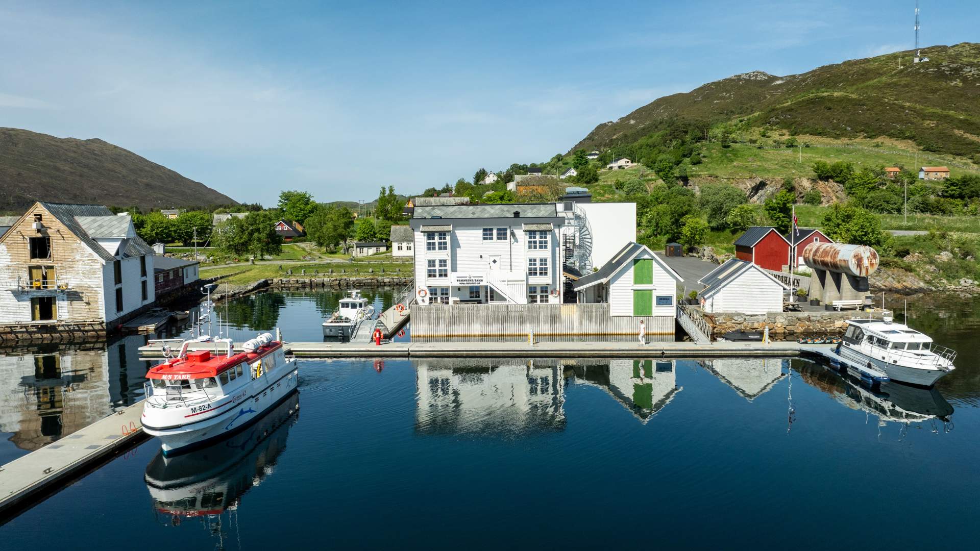 Båten ligger til kai på Rosenlund Havn på Sandsøya.