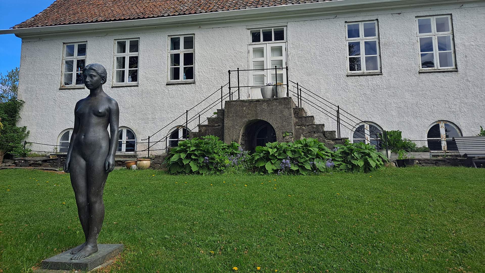 Statue utanfor houdbygningen ved Halsnøy kloster