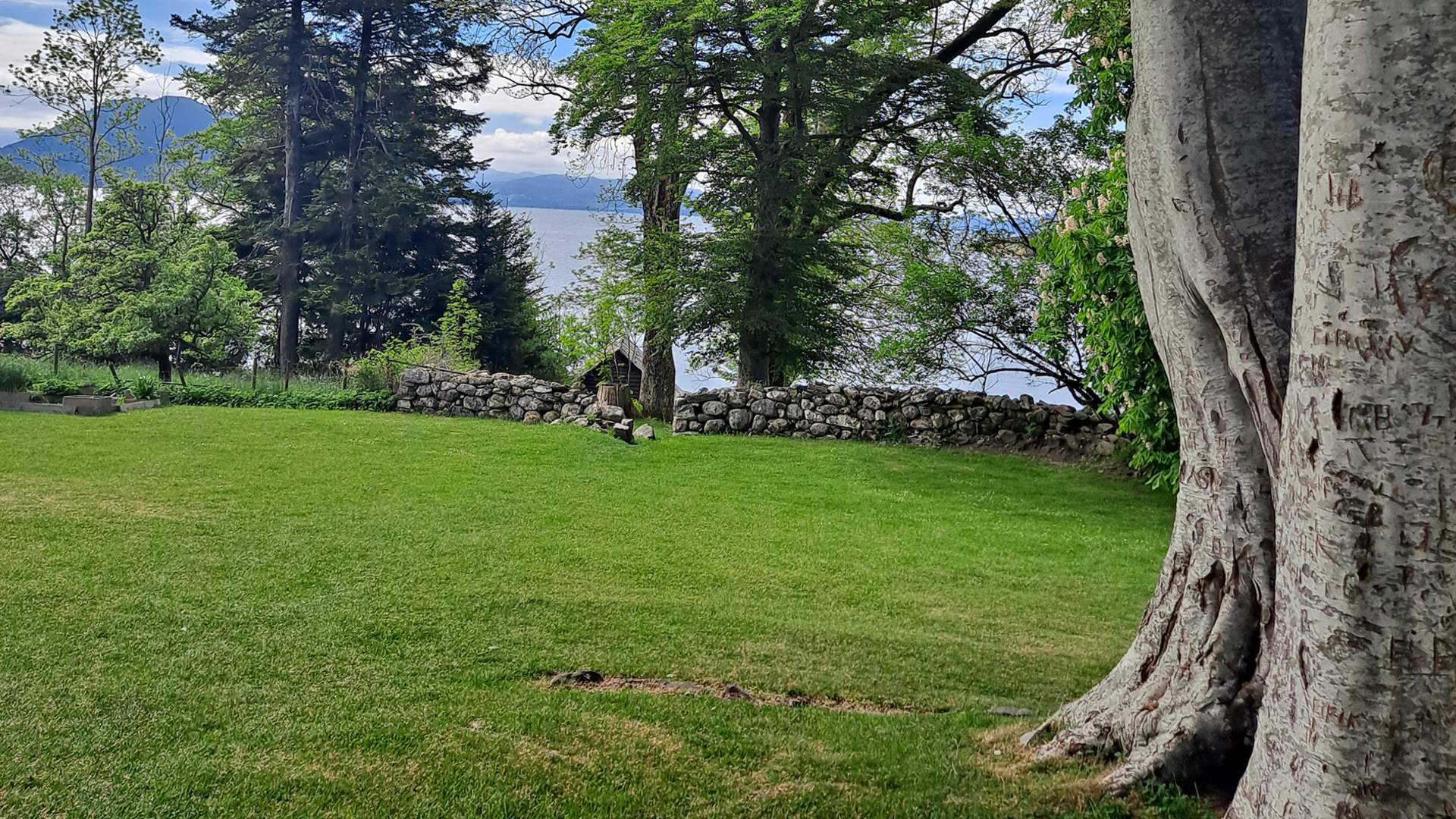 Halsnøy kloster har ei eiga bryggje ved sjøen på sør-sida