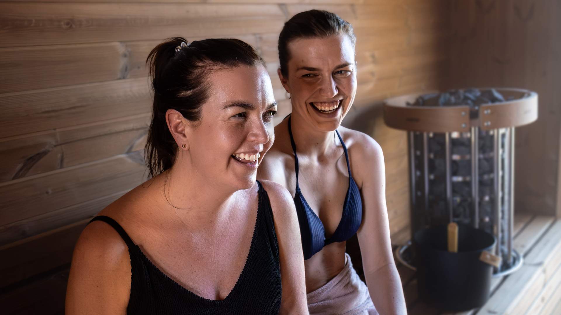 God stemning og temperatur inne i Fosnavåg Sauna.