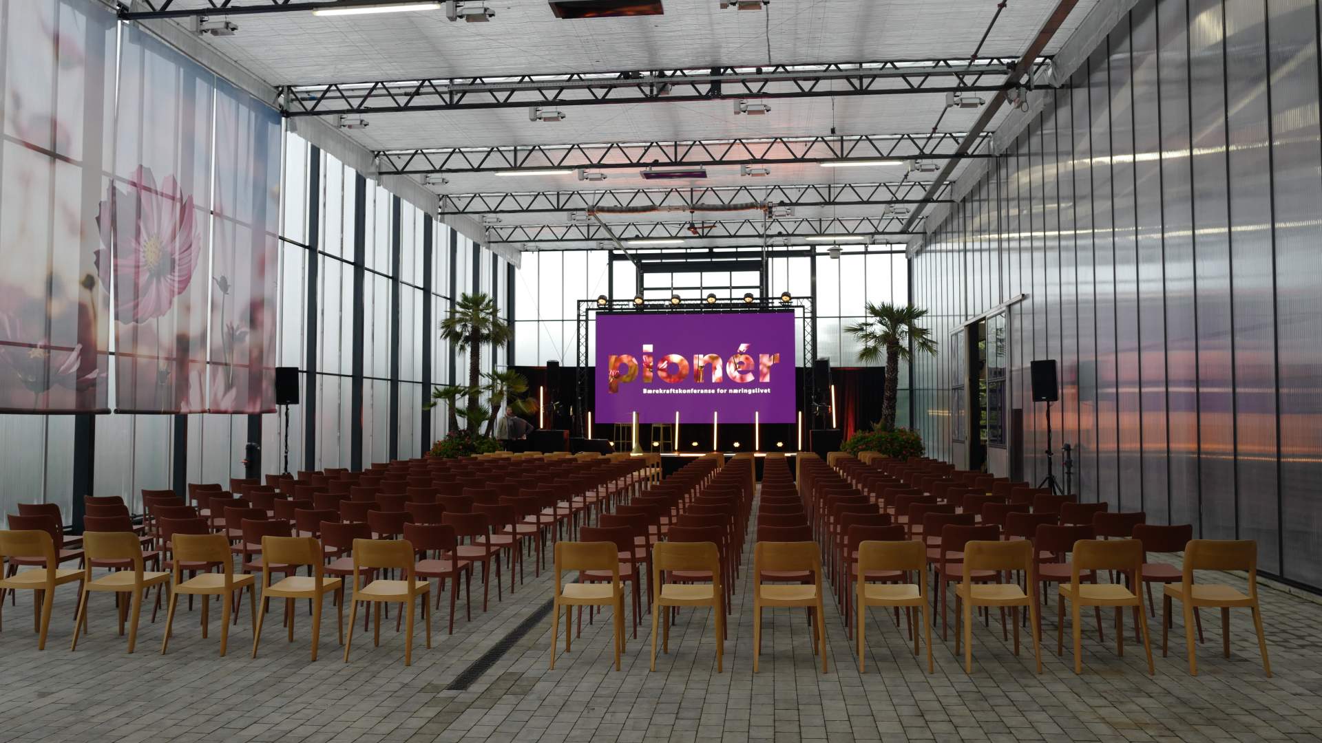 Spis godt i palmesus på Flor & Fjære