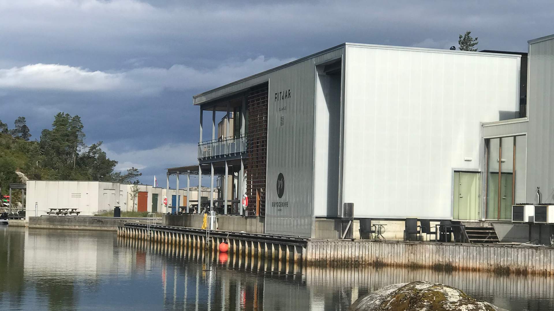 PS Bryggekafé ligg idyllisk til ved sjøen