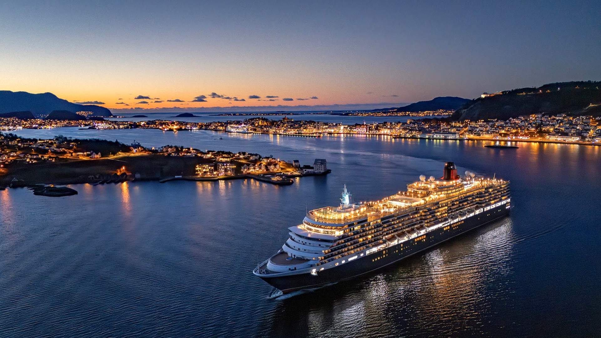 Cruise leaving Ålesund