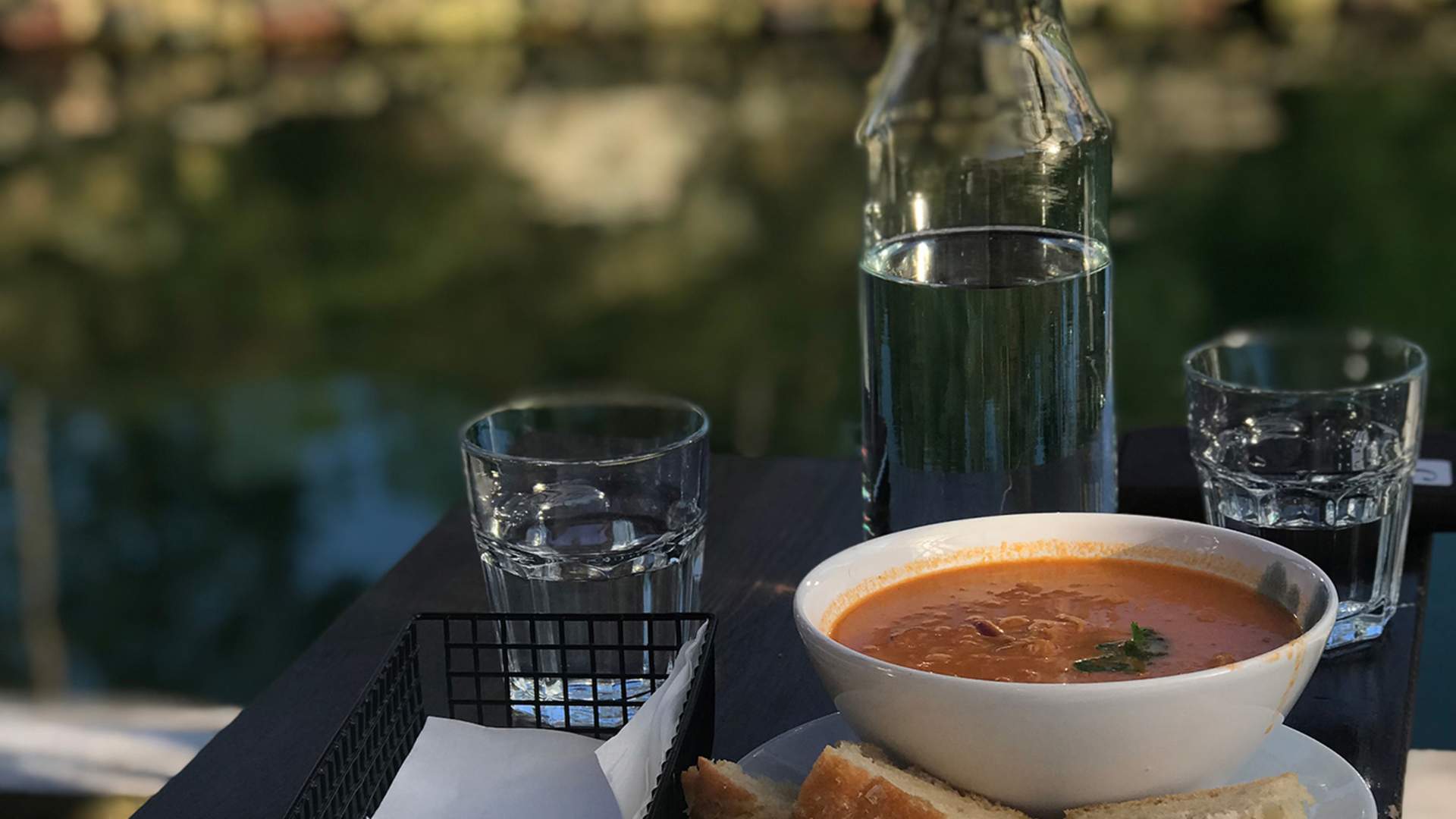 Nyt fersk suppe og nybakt brød like ved sjøen - på PS Bryggekafé