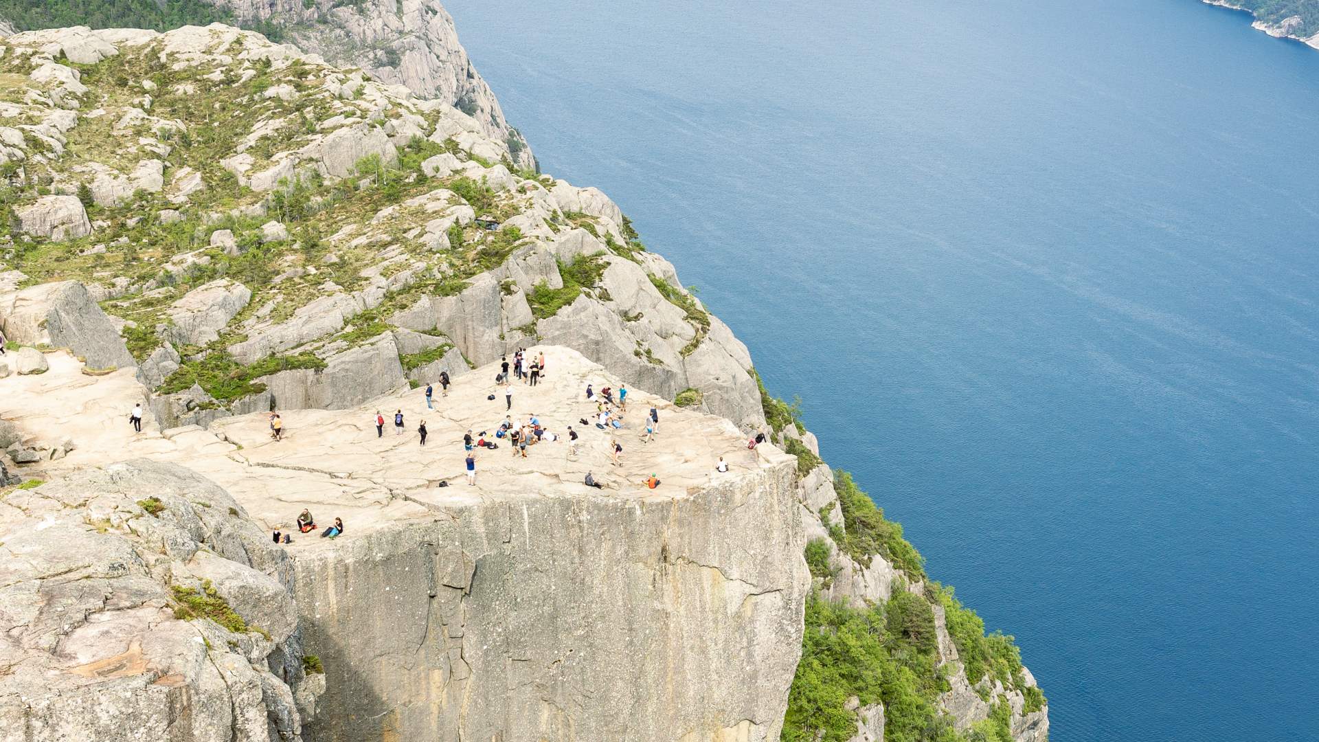 people hiking to preikestolen bus to preikestolen