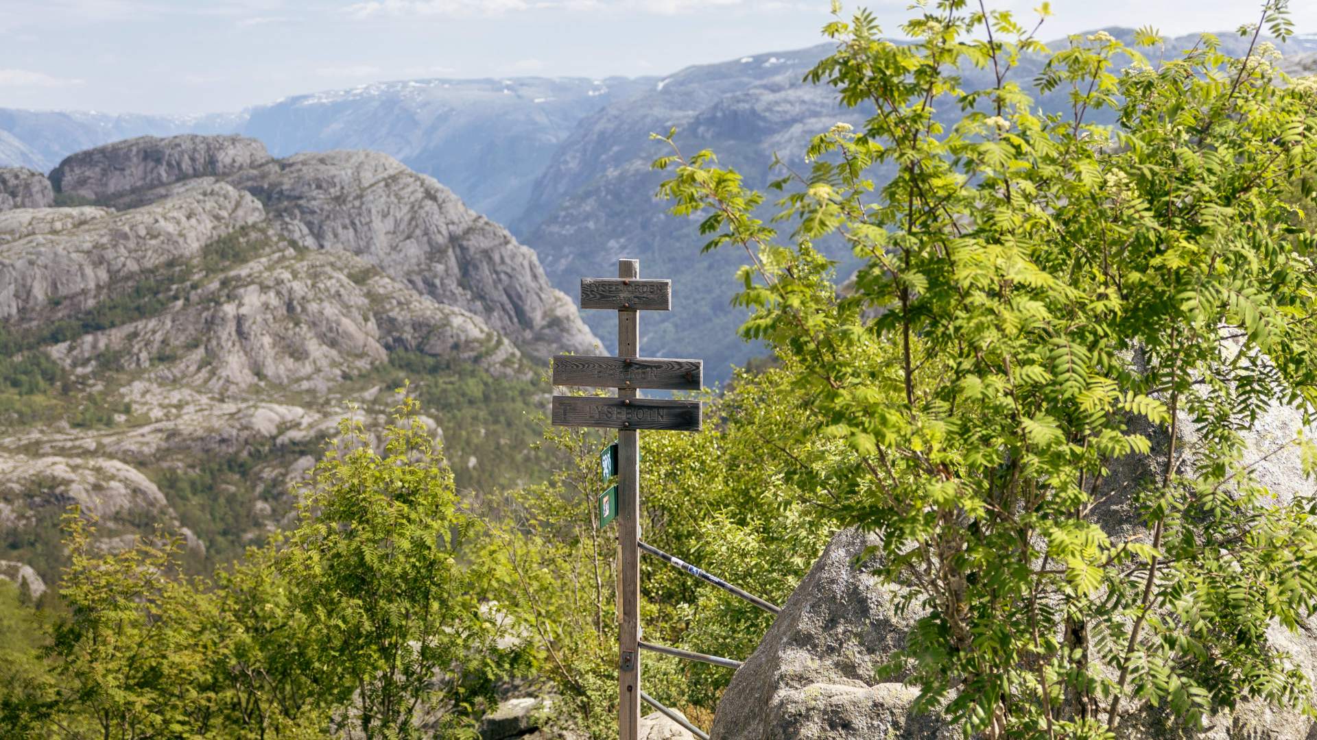 people hiking to preikestolen bus to preikestolen