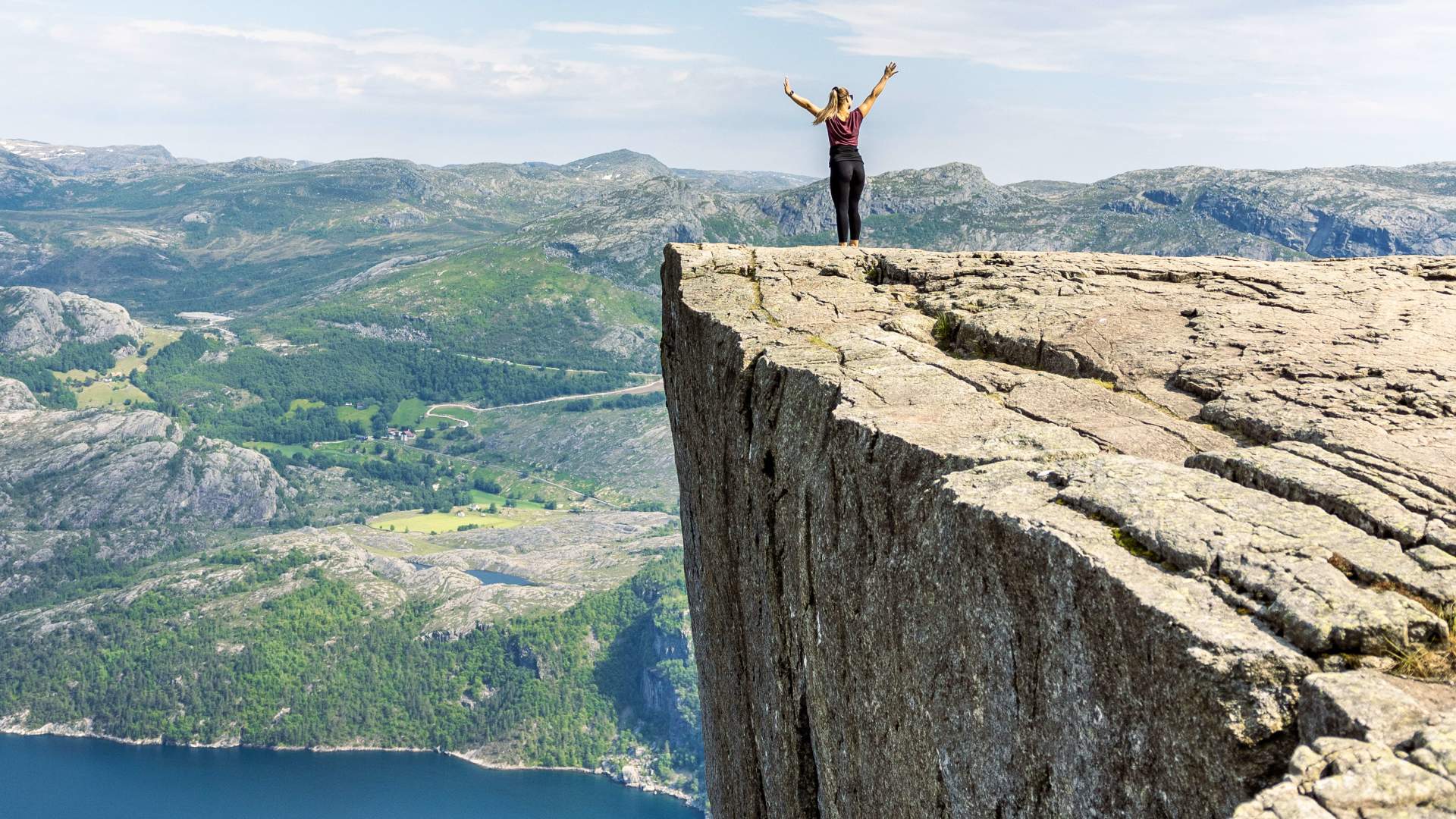 people hiking to preikestolen bus to preikestolen