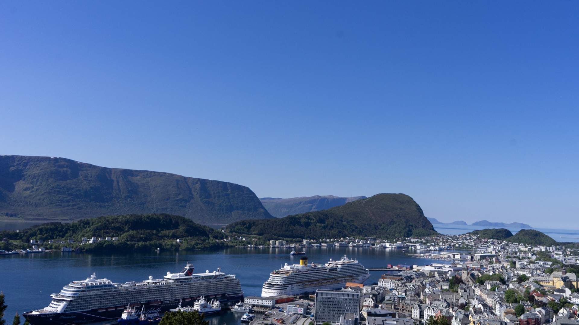 Utsikt over Ålesund fra en av turene.
