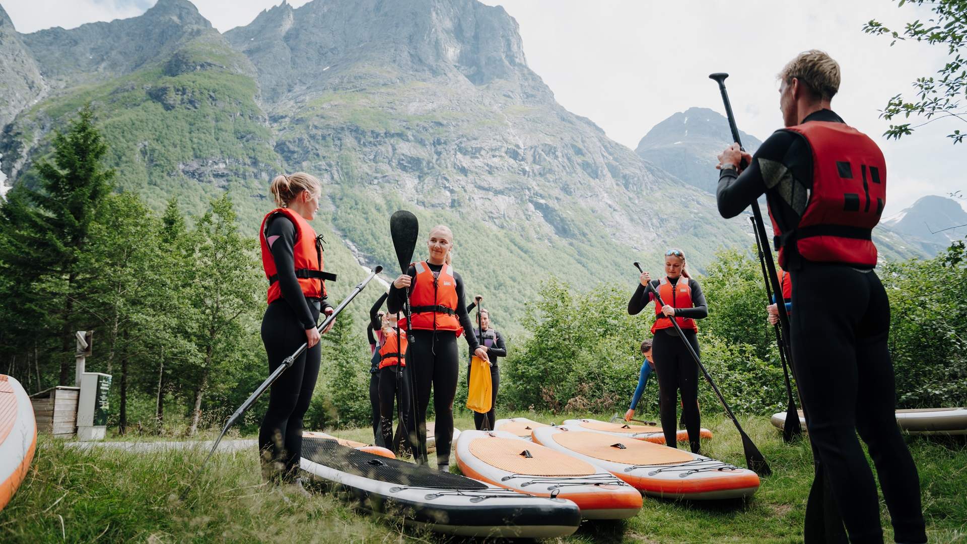 3-timers brettpadling (SUP) med guide på elven Istra i Romsdalen