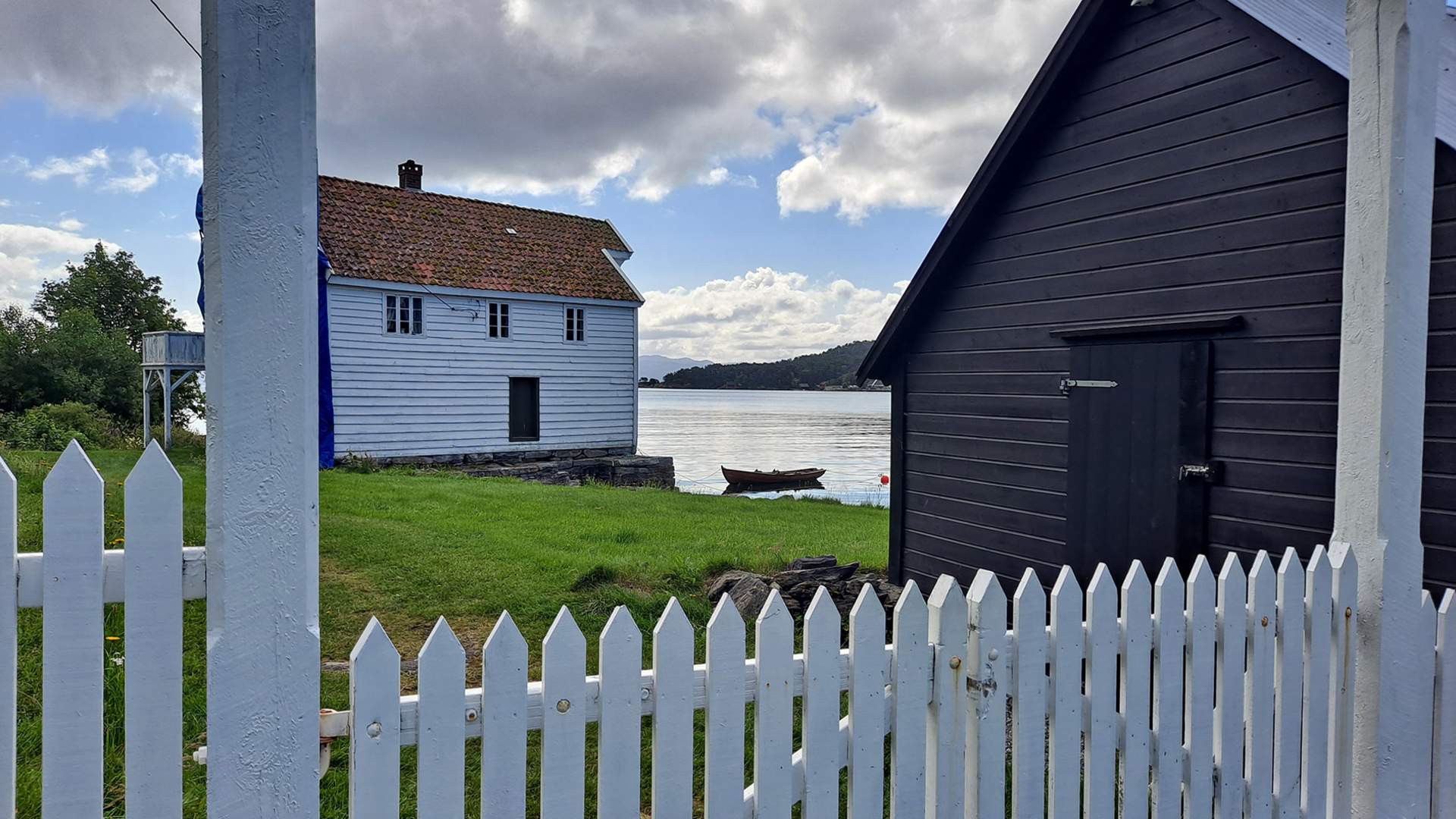 Flott portal inn til Møllebua ved Leirvik - like ved Stord kyrkje