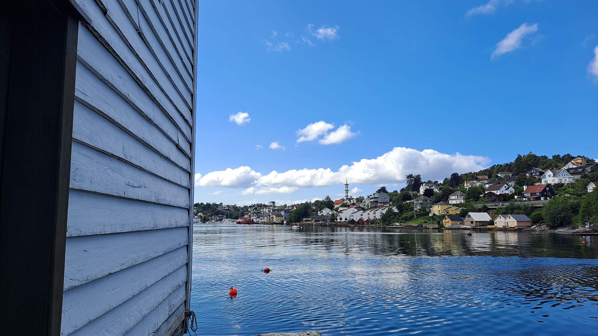 Frå Møllebua kan du sjå inn mot Leirvik sentrum