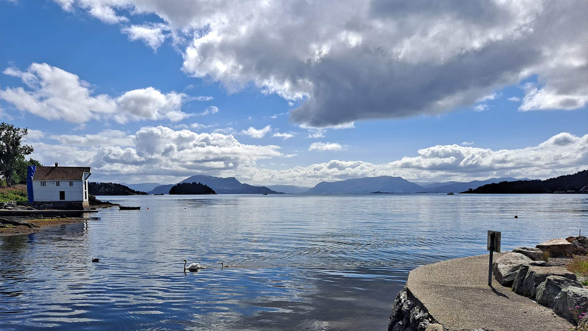 Møllebua ved Leirvik - og utsikt mot Sunnhordlandsbassenget