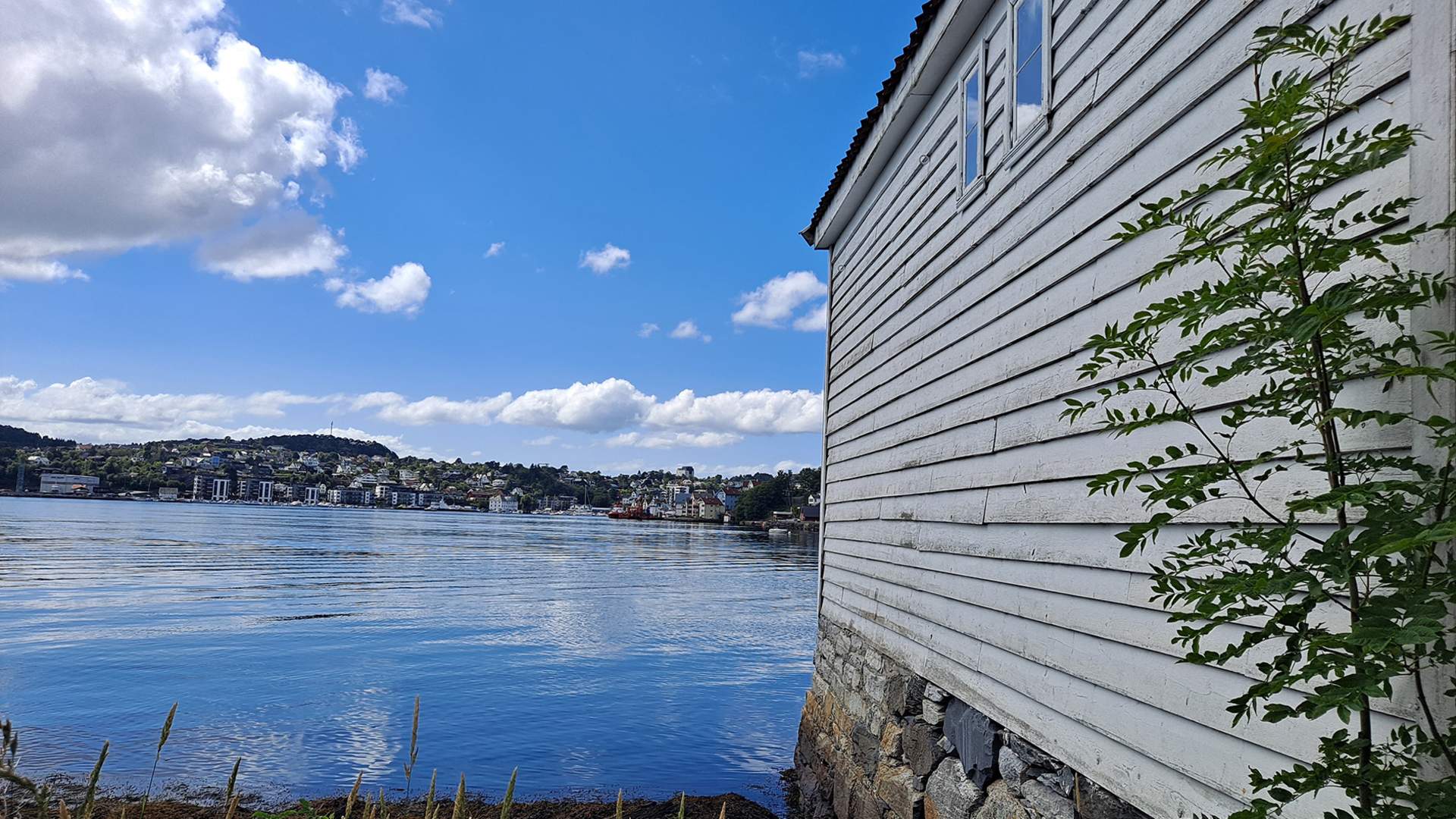 Møllebua ligg like i sjøkanten - ved Leirvik