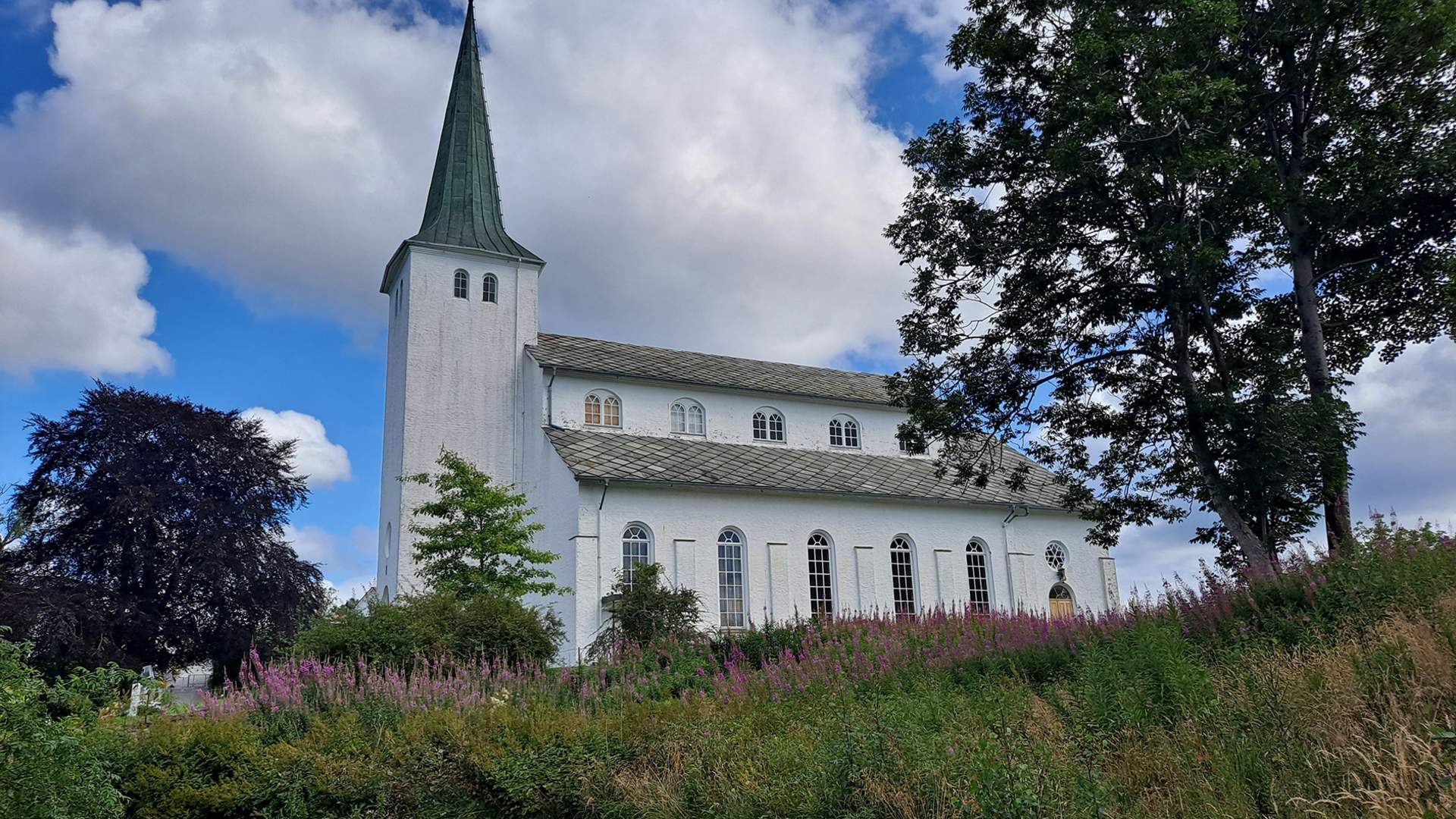 Stord kyrkje ligg i gangavstand frå Leirvik sentrum