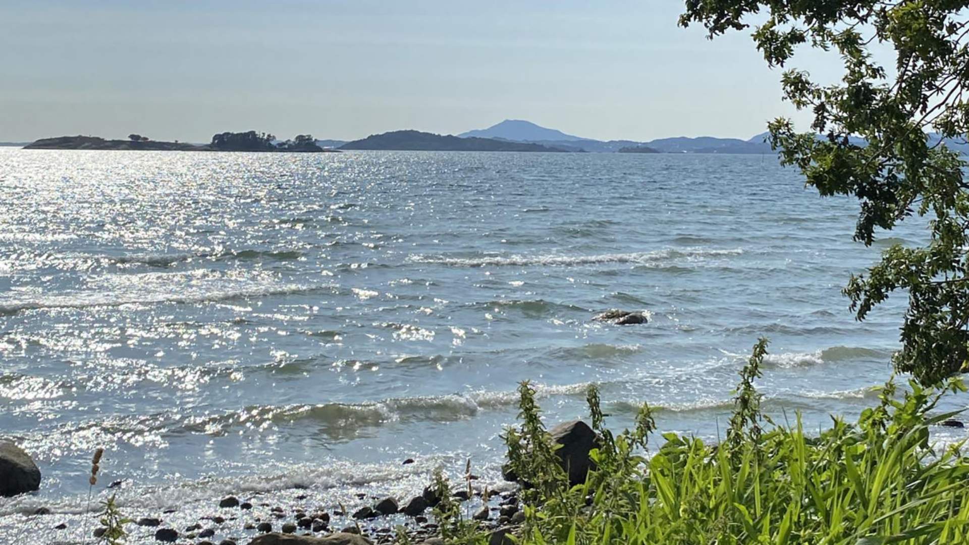 Frå stranda Sandvikjo på Halsnøy har du flott utsikt mot både Stord og fjellet Siggjo på Bømlo