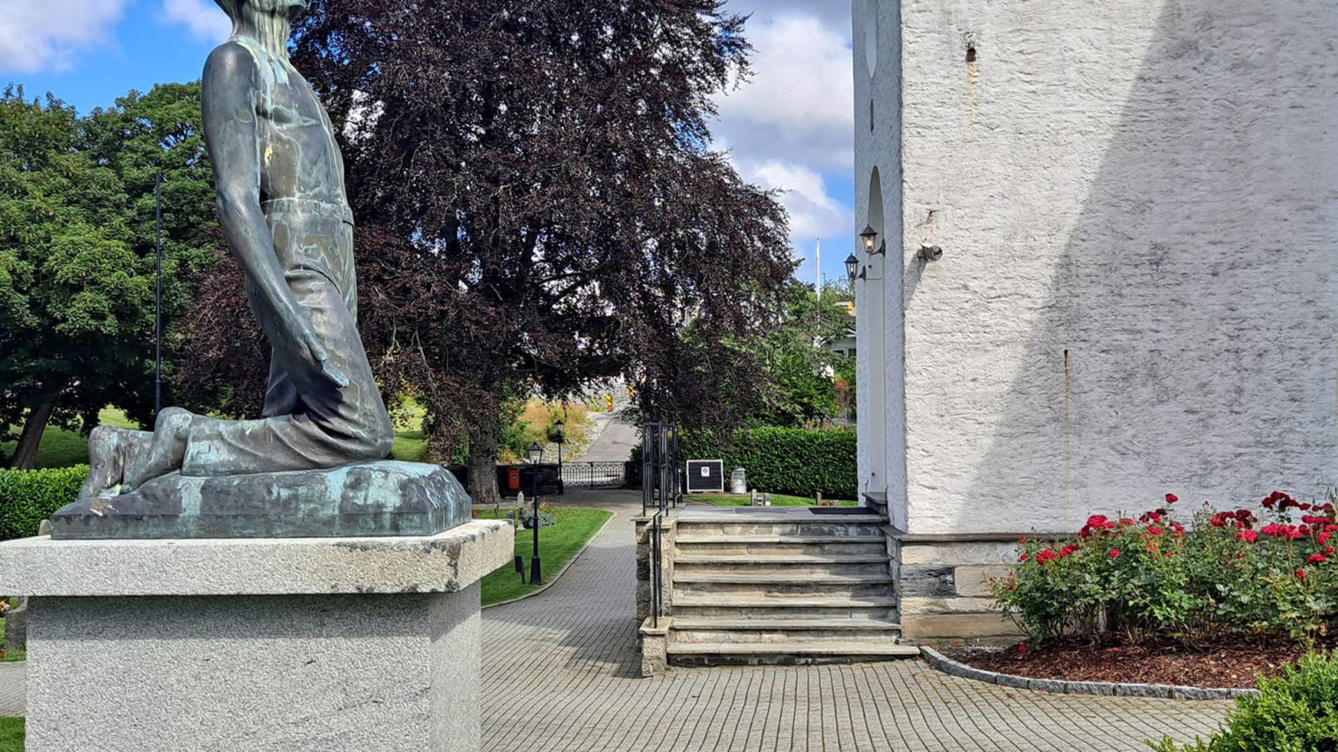 Statue til minne om dei falne under 2. verdskrig