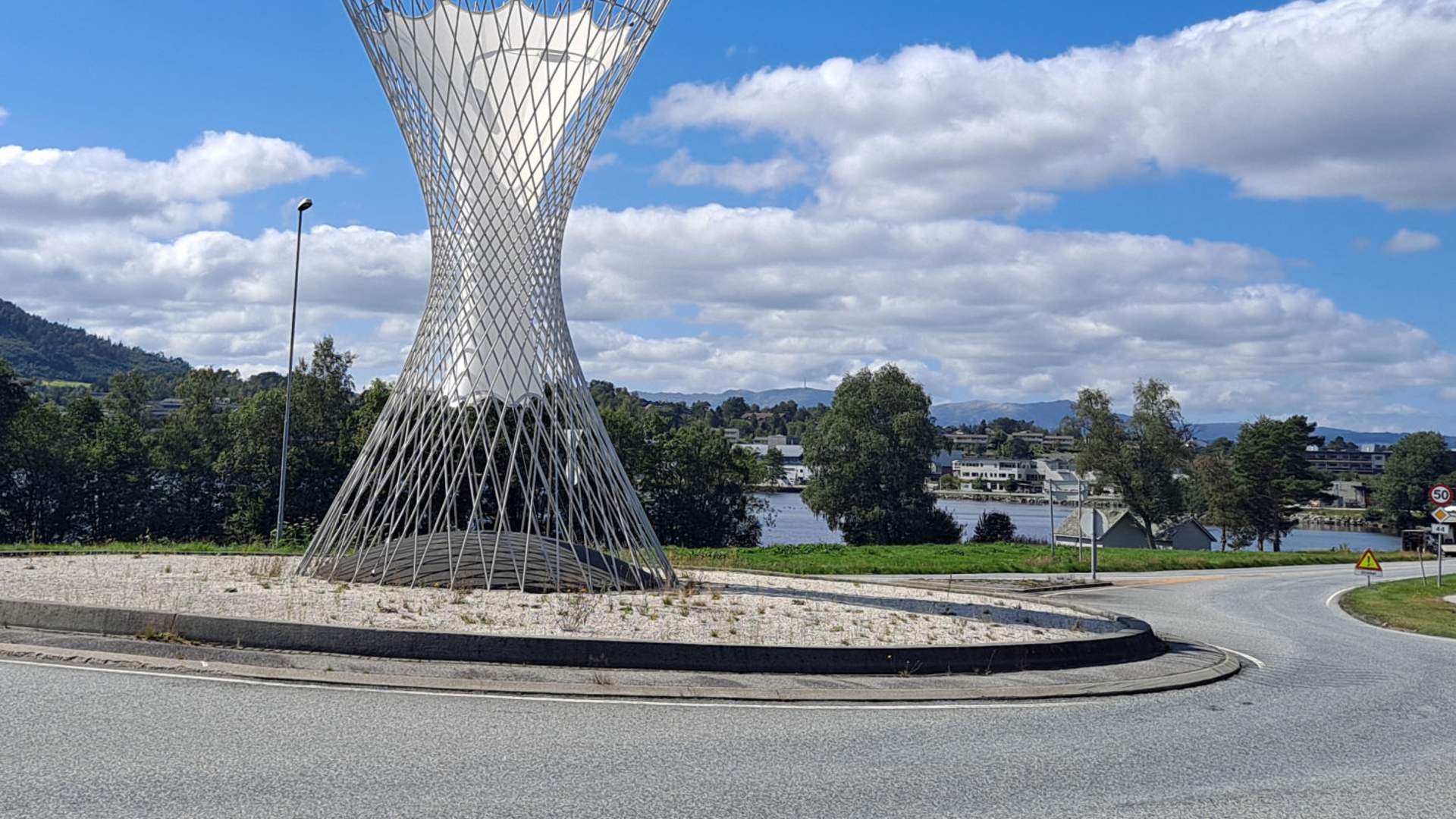 Lysskulpturen Samspel på Husnes