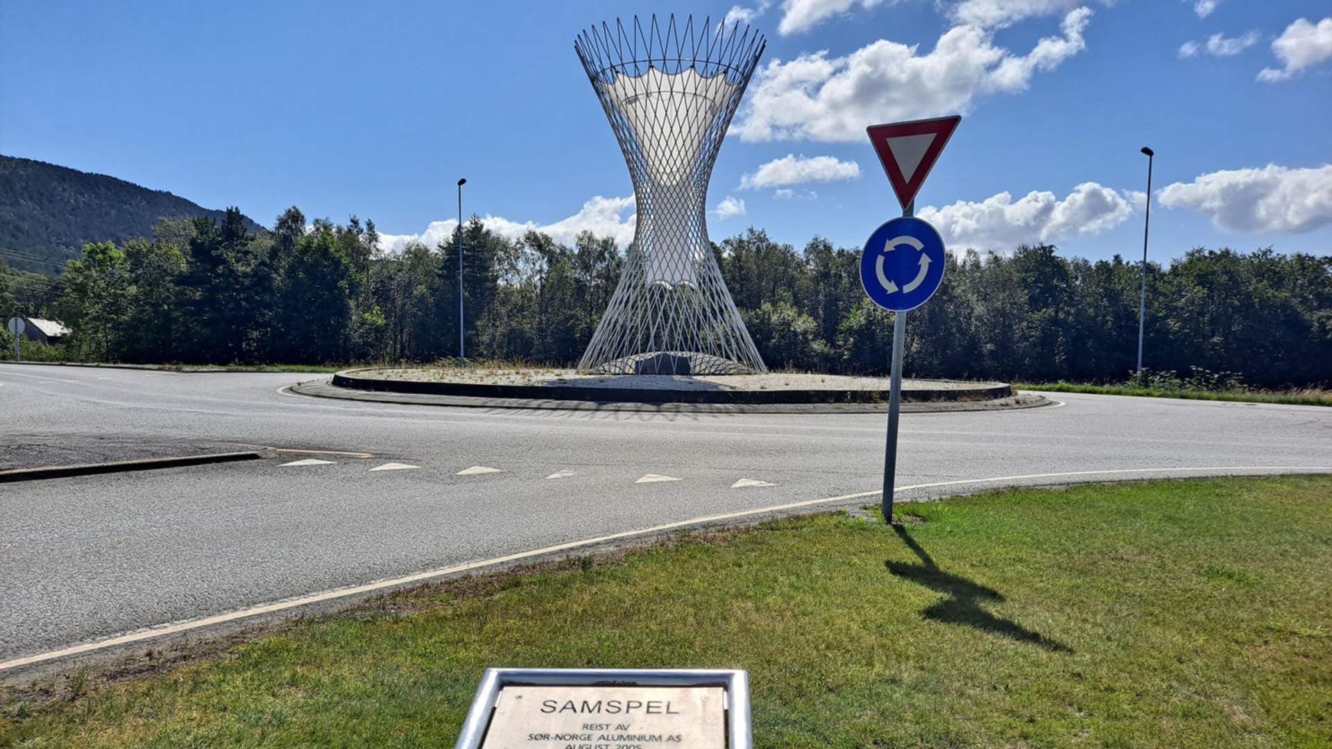 Skulpturen Samspel er sett opp i rundkjøringa ved Husnes