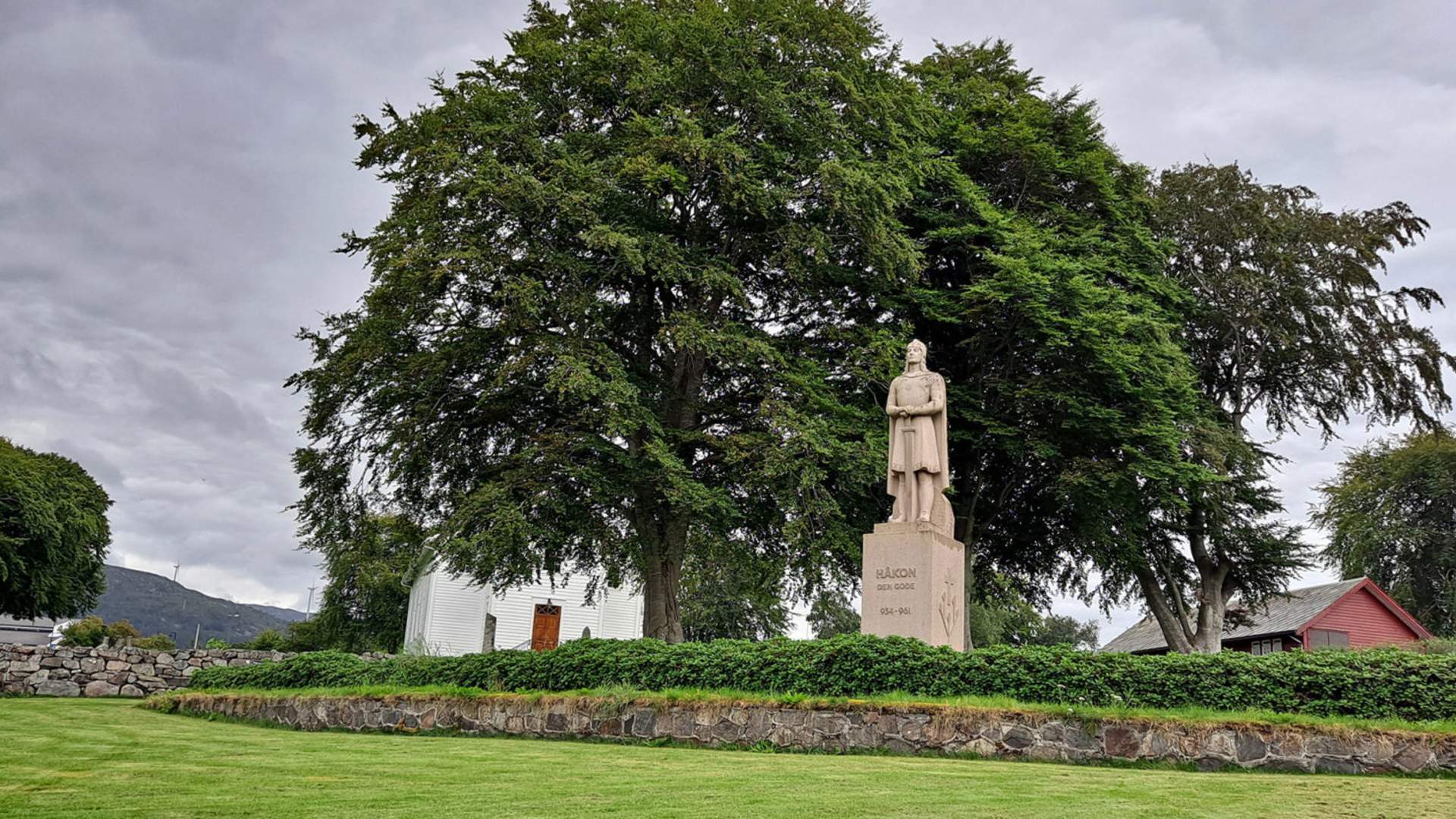 Utanfor Fitjar kyrkje står statua av Håkon den gode