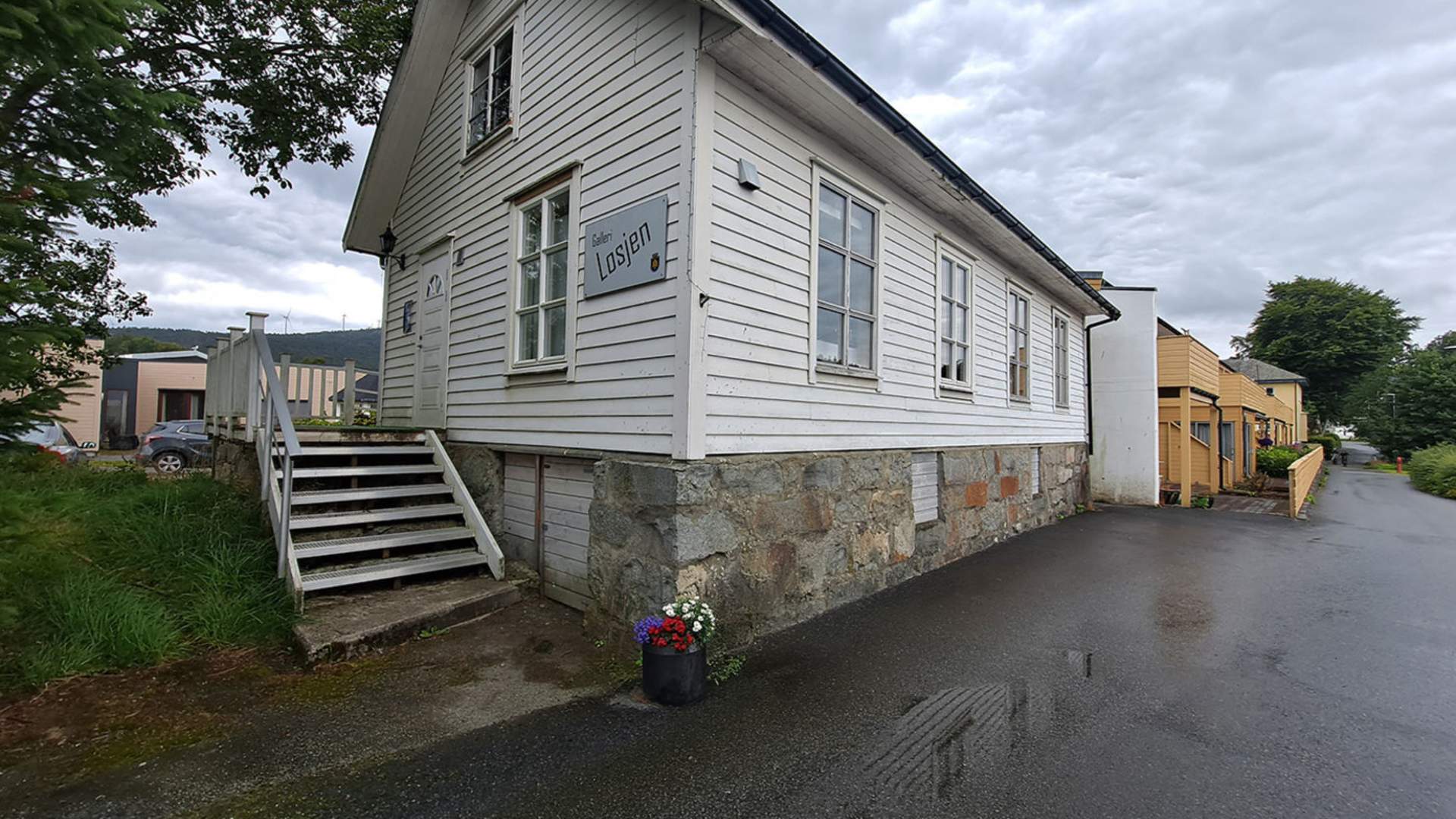 Galleri Losjen ligg i gangavstand til Fitjar sentrum