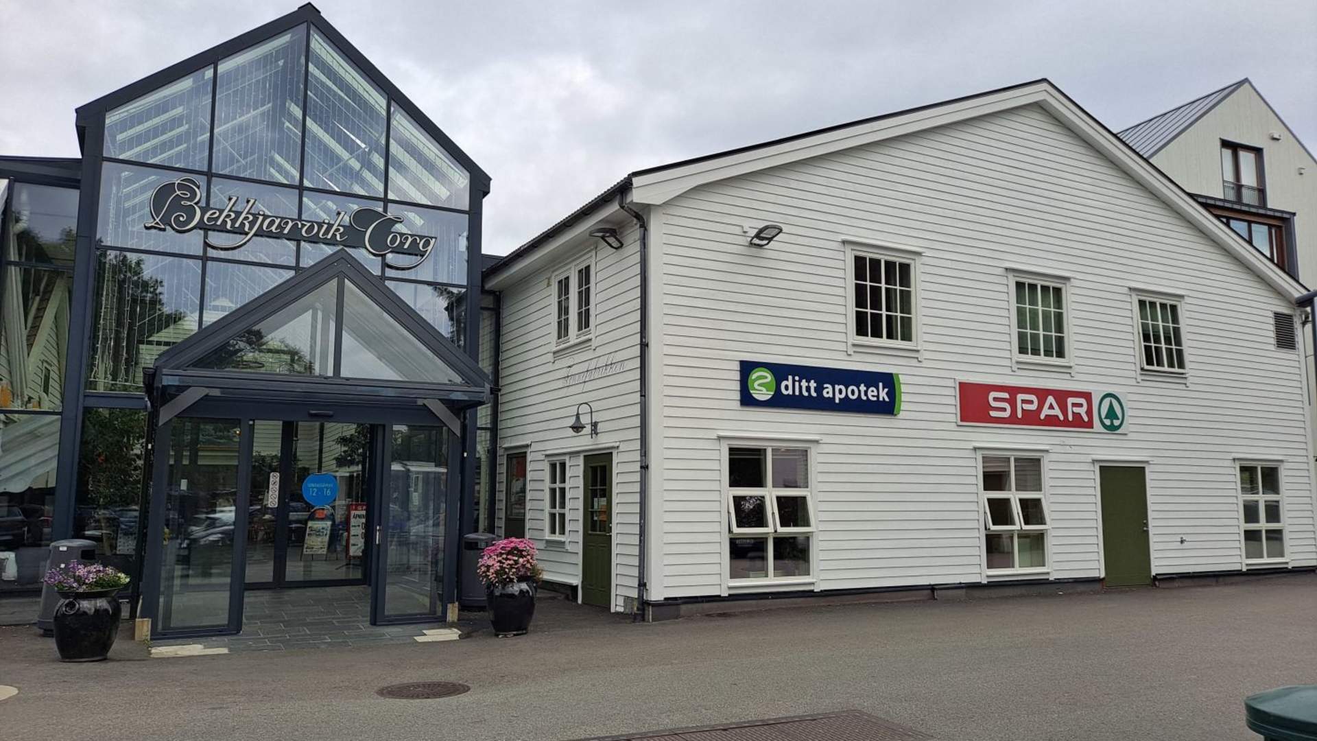 Om sommaren er det turistinformasjon i Bekkjarvik Torg, Bekkjarvik.