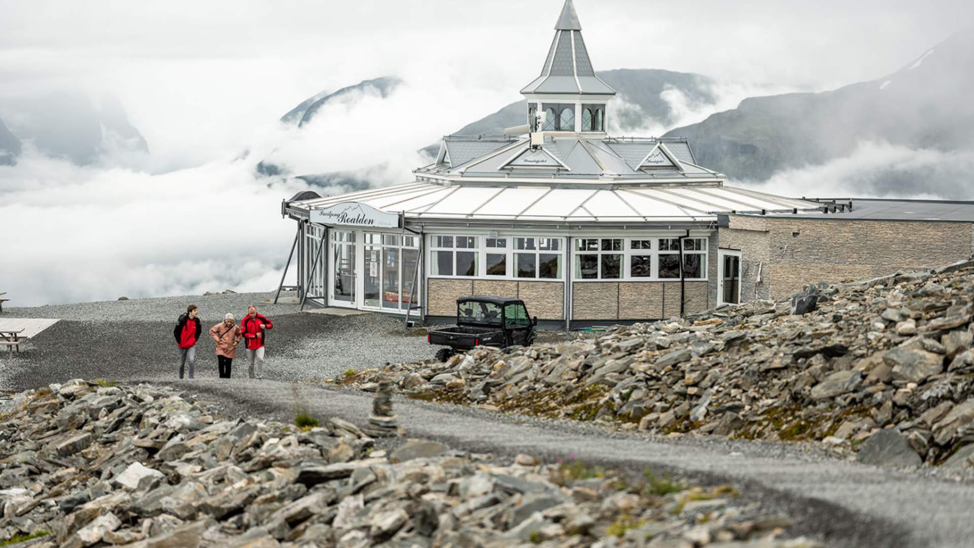 Flott beliggenhet på Roalden med utsikt over fjorden.