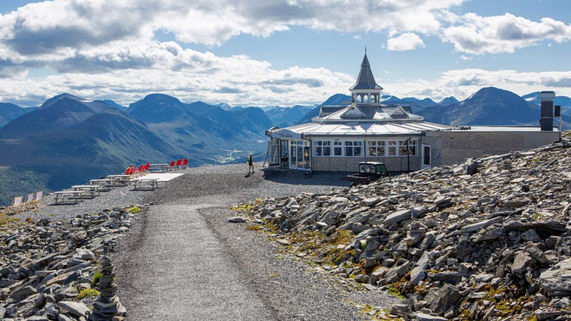 På toppen av Roalden med utsikt over fjorden.