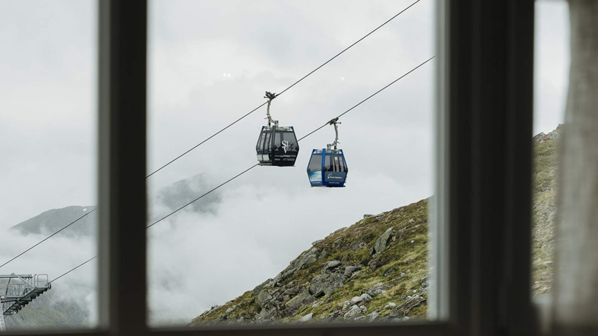 Nyt utsikten fra vinduet mens dy spiser og slapper av.