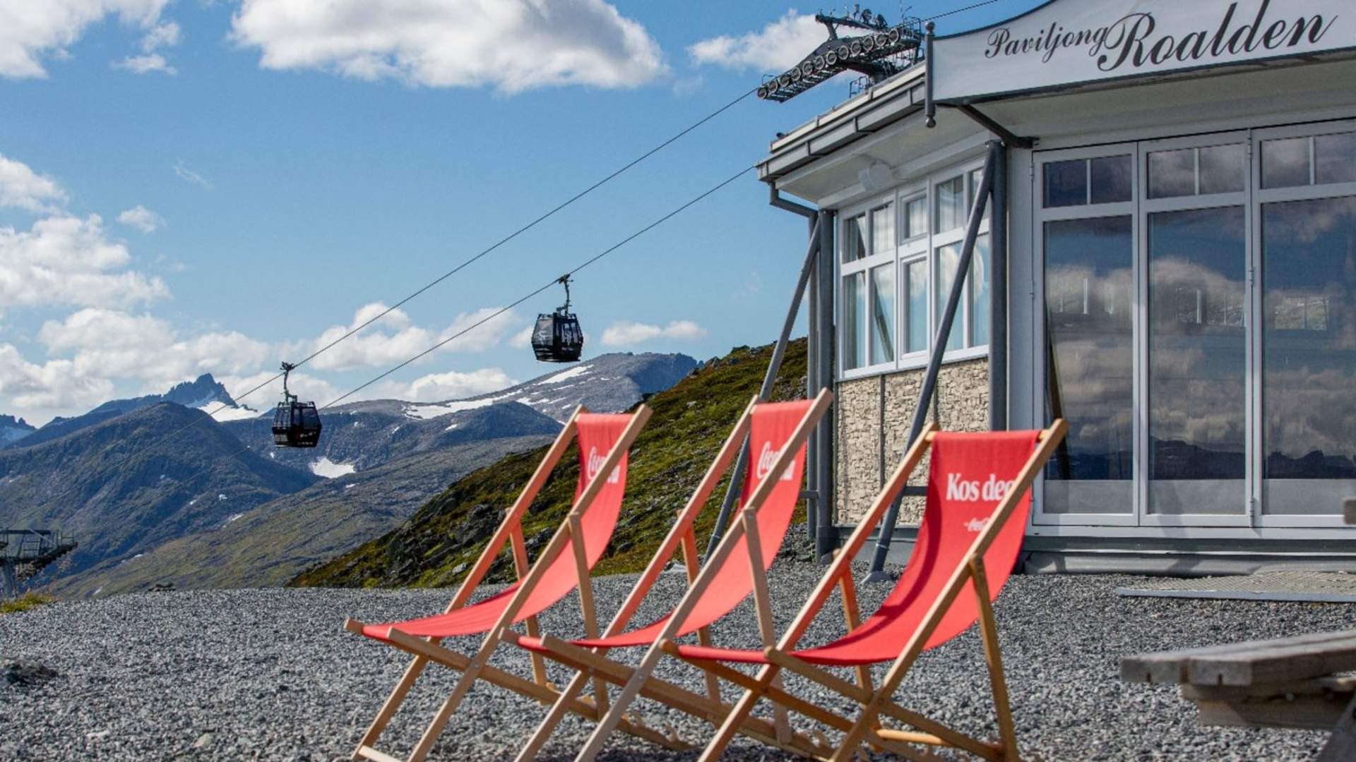 Slapp av i stolene utenfor Fjord Panorama Roalden mens du nyter utsikten over fjorden.
