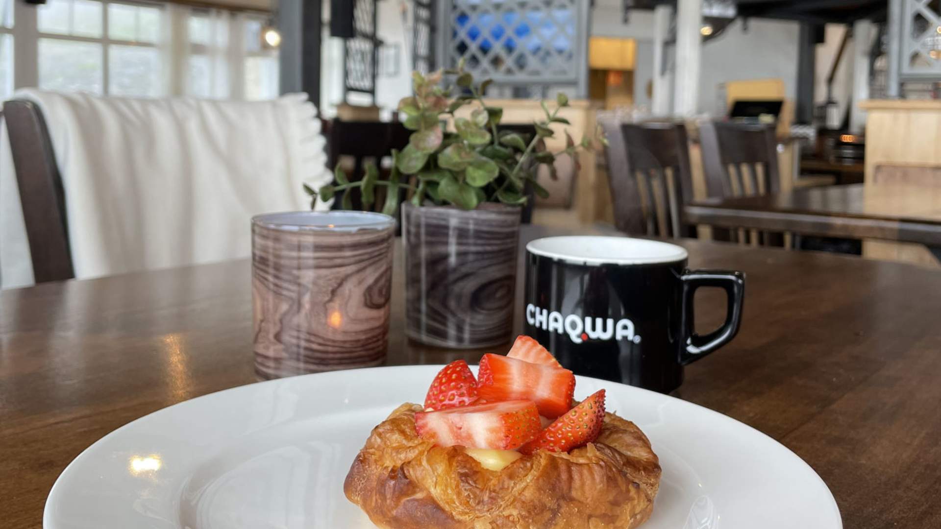 Nyt en kopp kaffe og noe søtt.