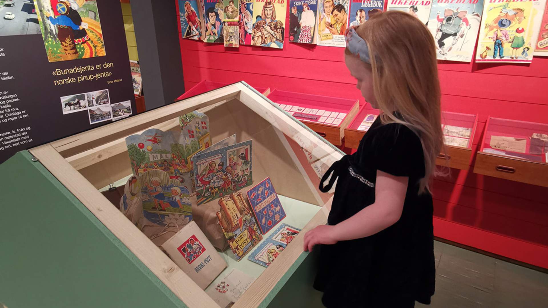 I utstillinga er det både gamle ukeblad og tidsskrift for barn