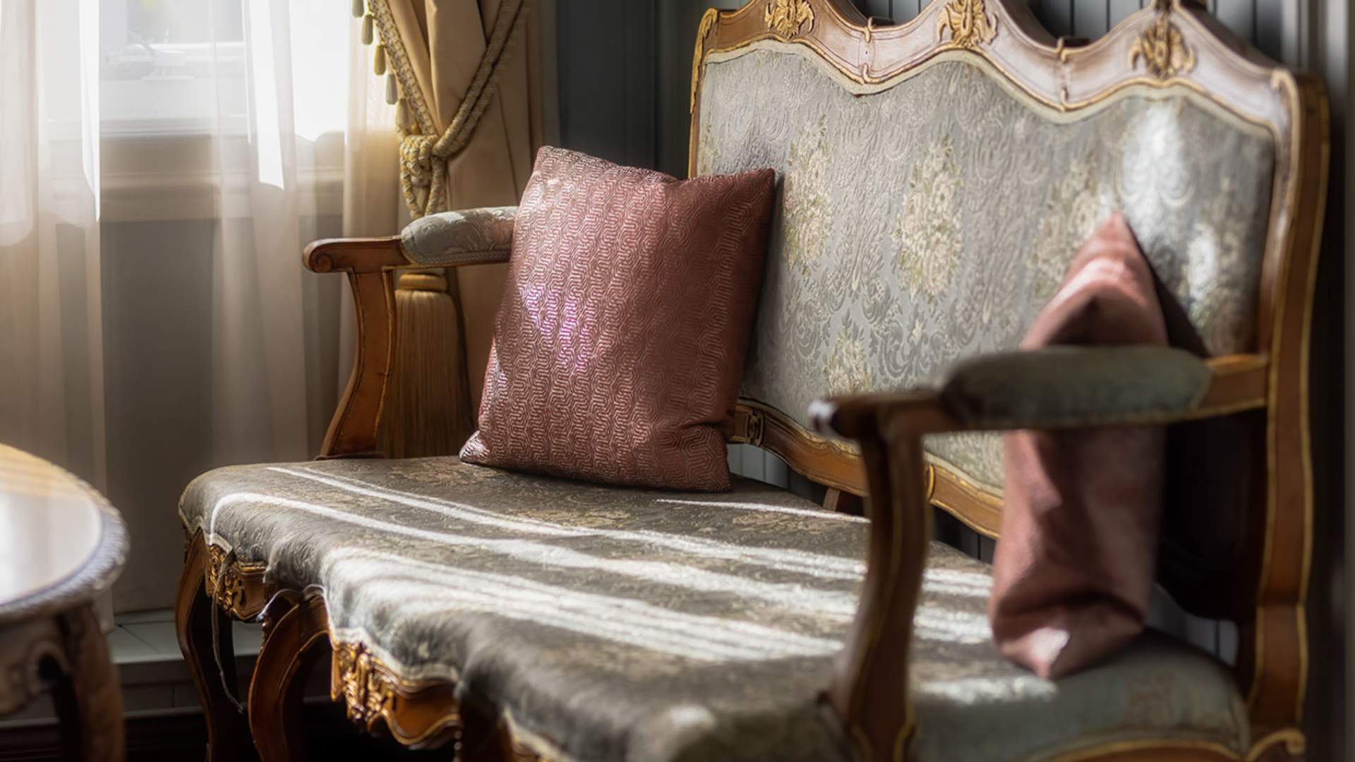 Interiør og detaljer fra rom på Jervell Gjestehus.