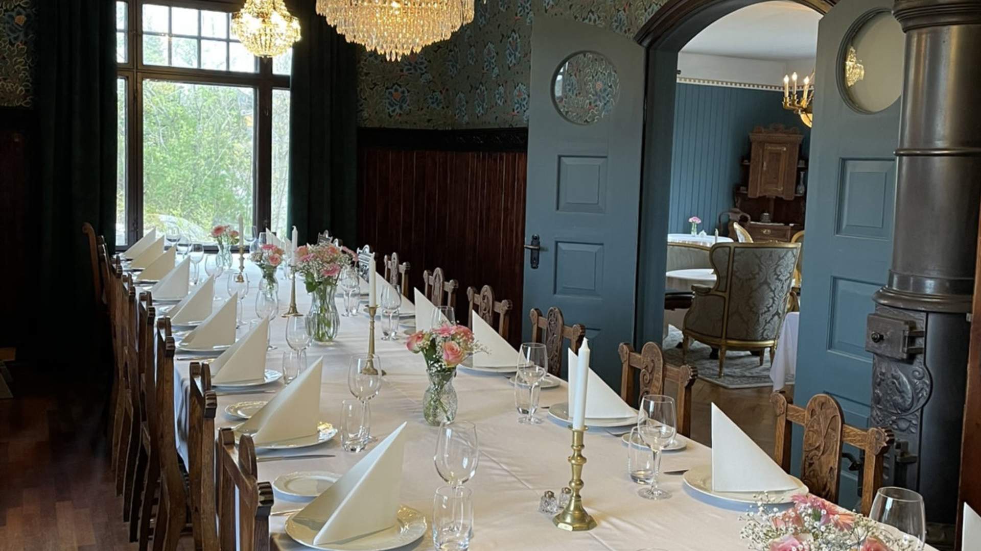 Dekket til selskap og bespisning i flotte omgivelser hos Jervell Gjestehus.