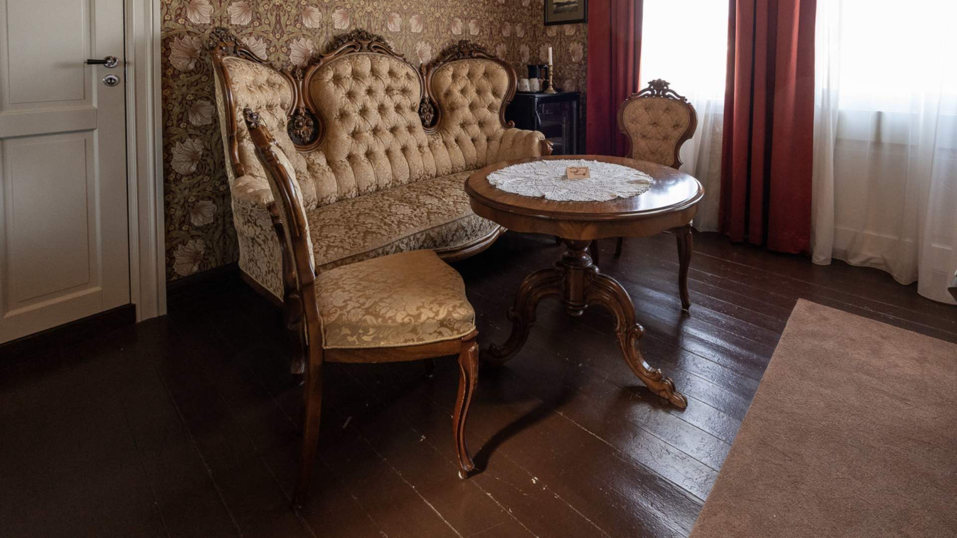 Sittegruppe i gammel stil hos Jervell Gjestehus.