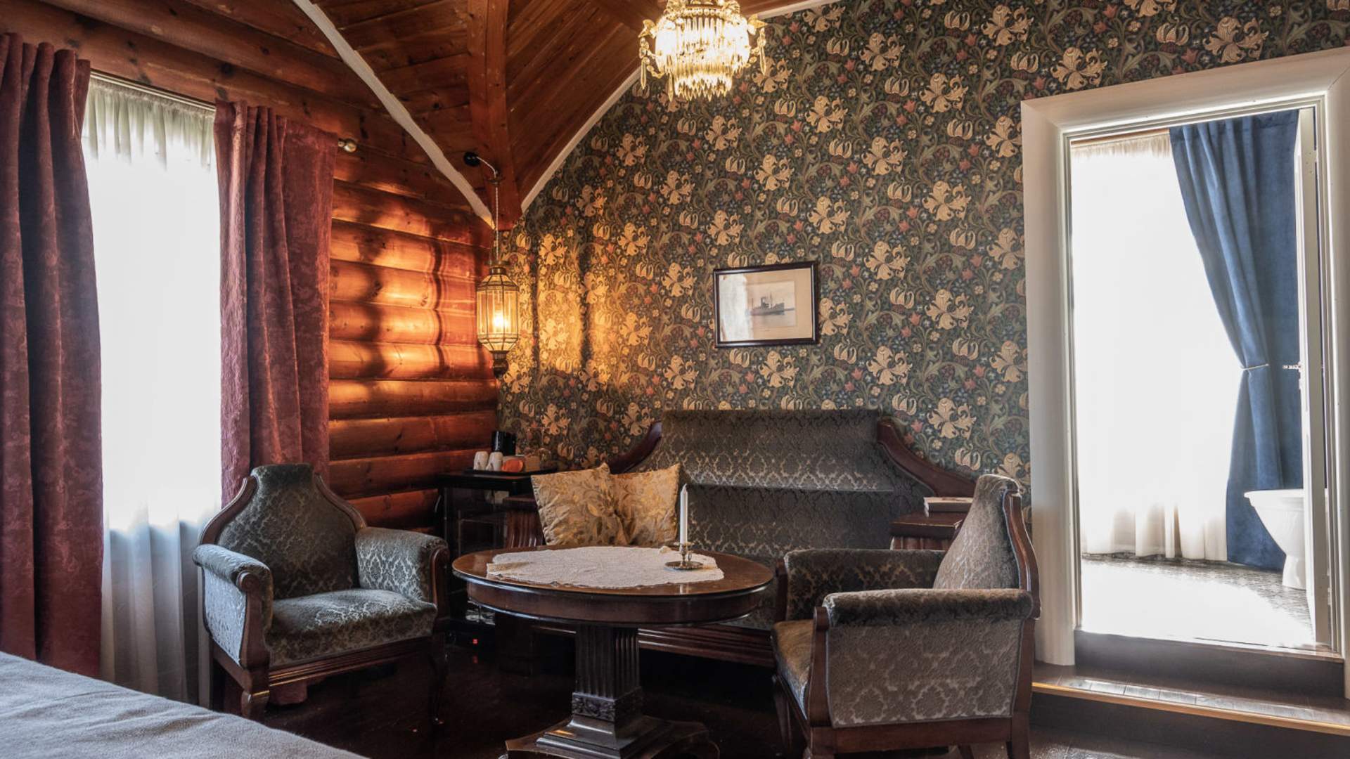 Koslige omgivelser på rommene hos Jervell Gjestehus.