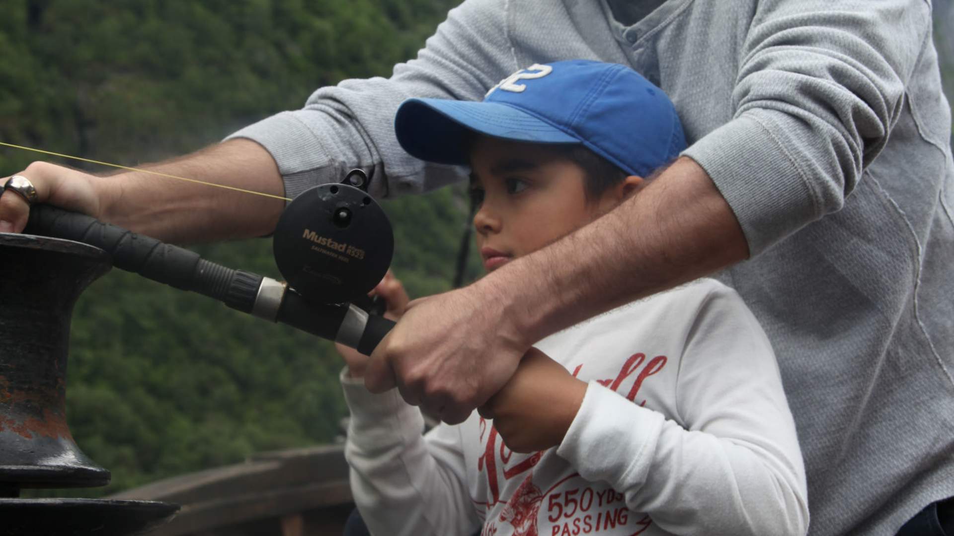 Gutten må få litt hjelp for å dra inn dagens fangst.