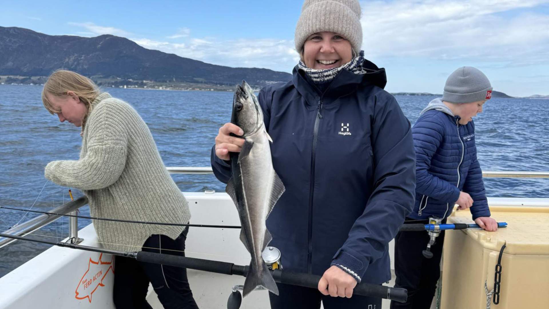 Smiler godt fornøyd med dagens fangst.