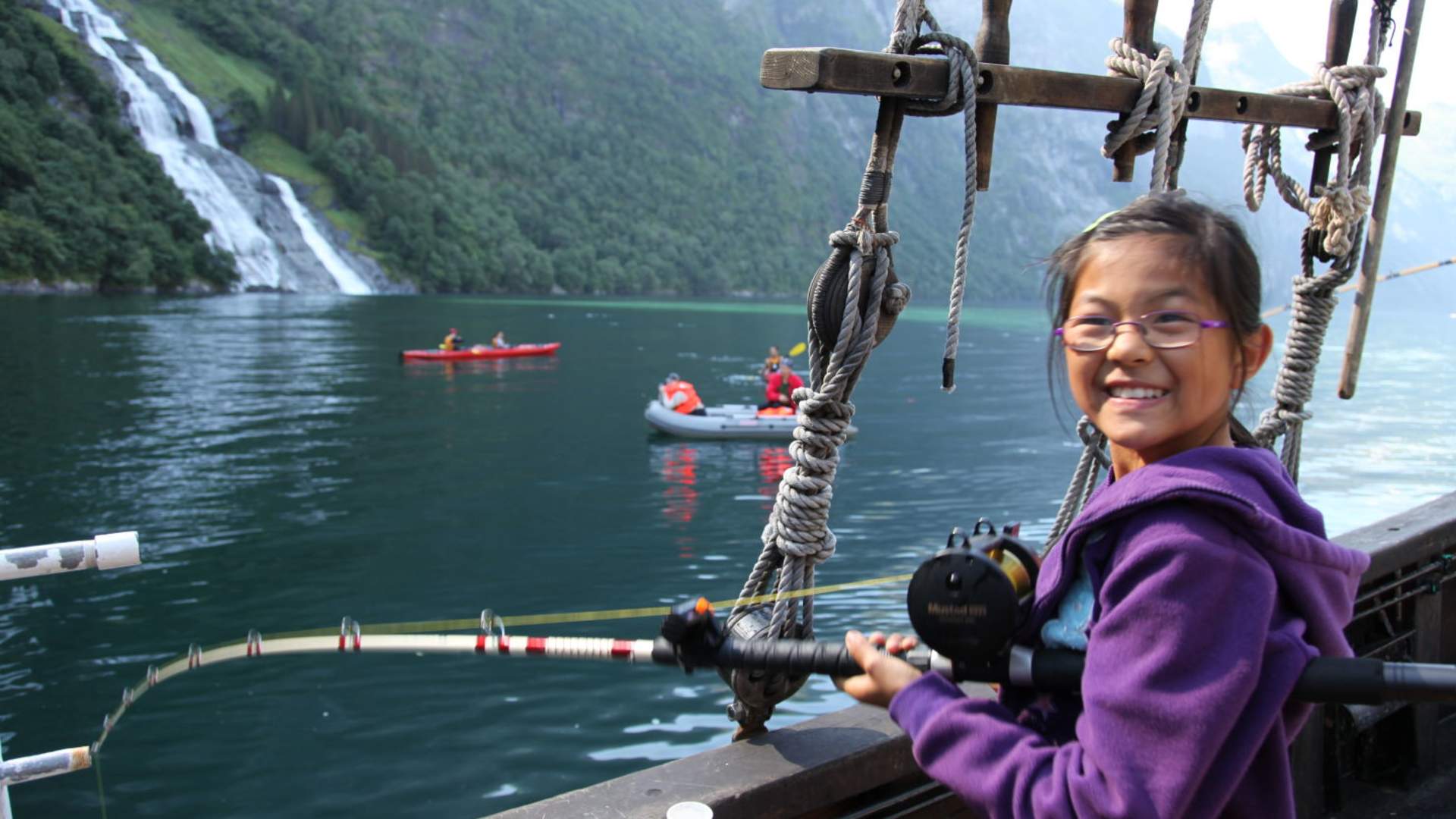 På fisketur i fjorden.