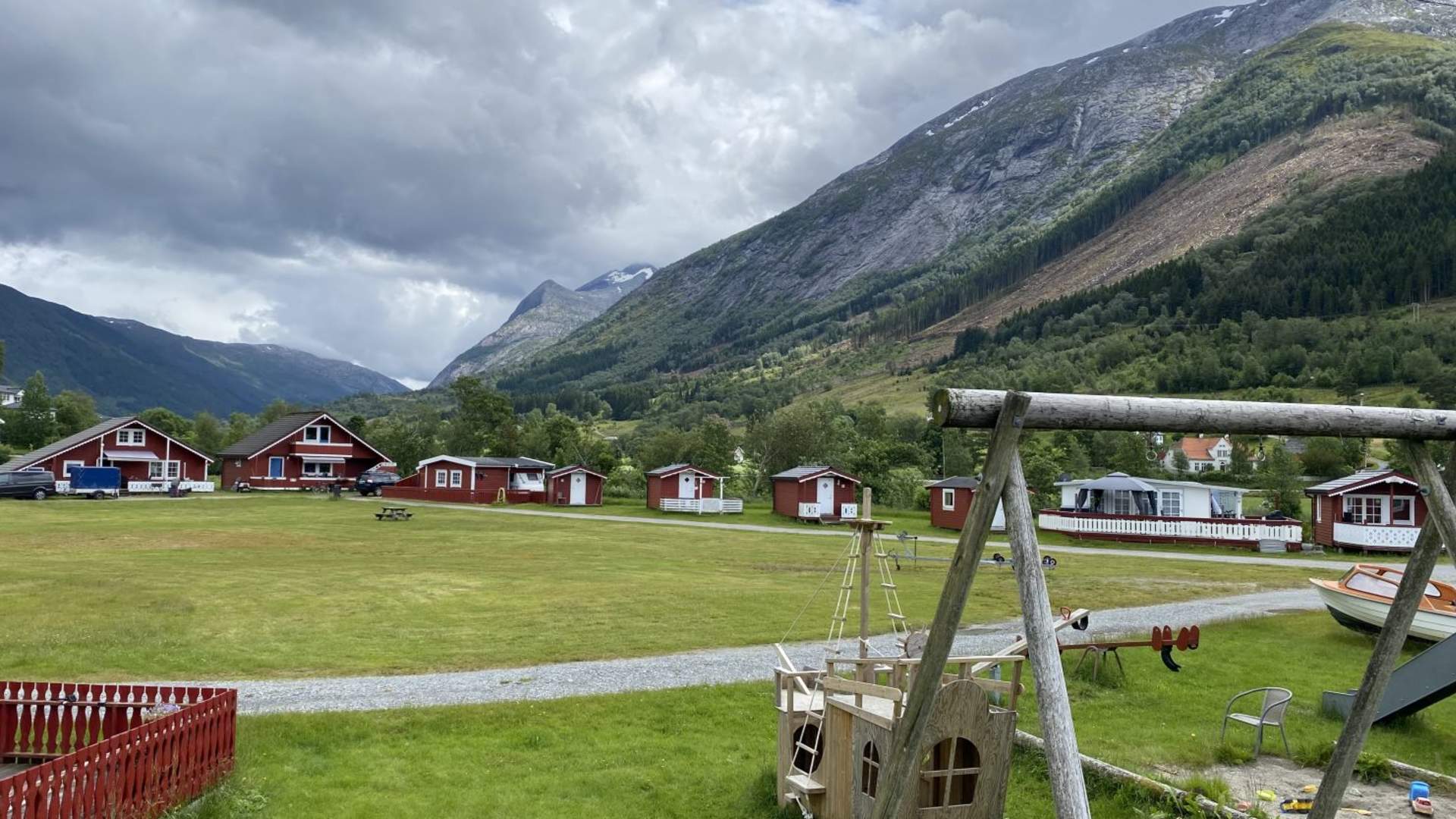 Campingplassen ligg flott til mellom fjord og fjell i Uskedalen