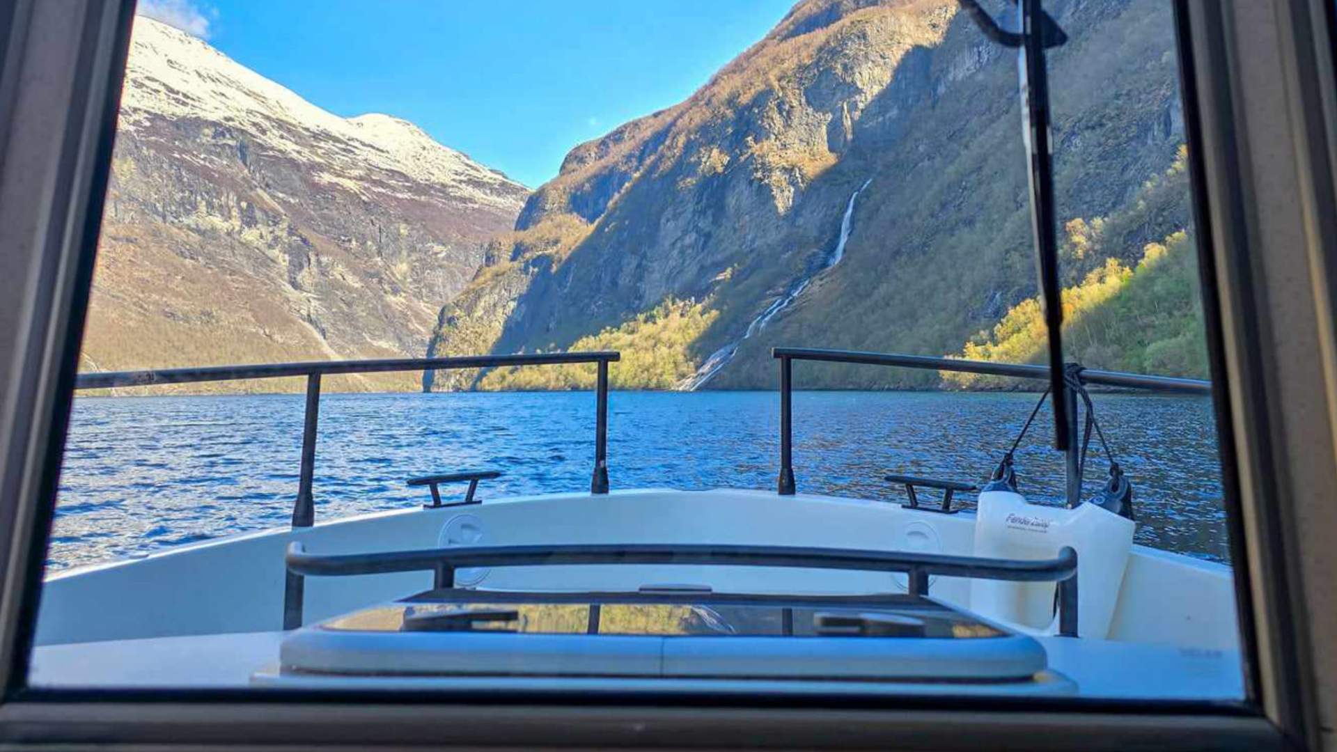 Flott utsikt fra båten mot de flotte fossene.