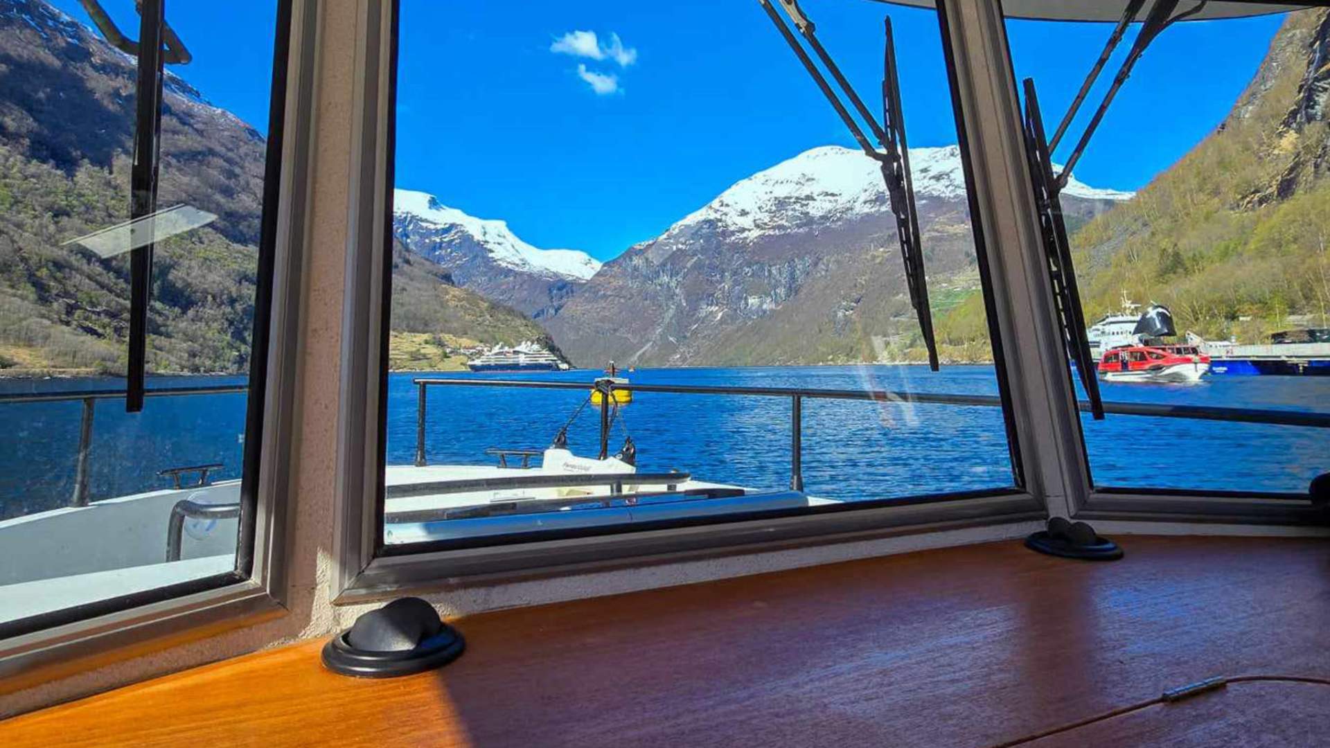Båten legger fra kai og går ut i Gerangerfjorden.
