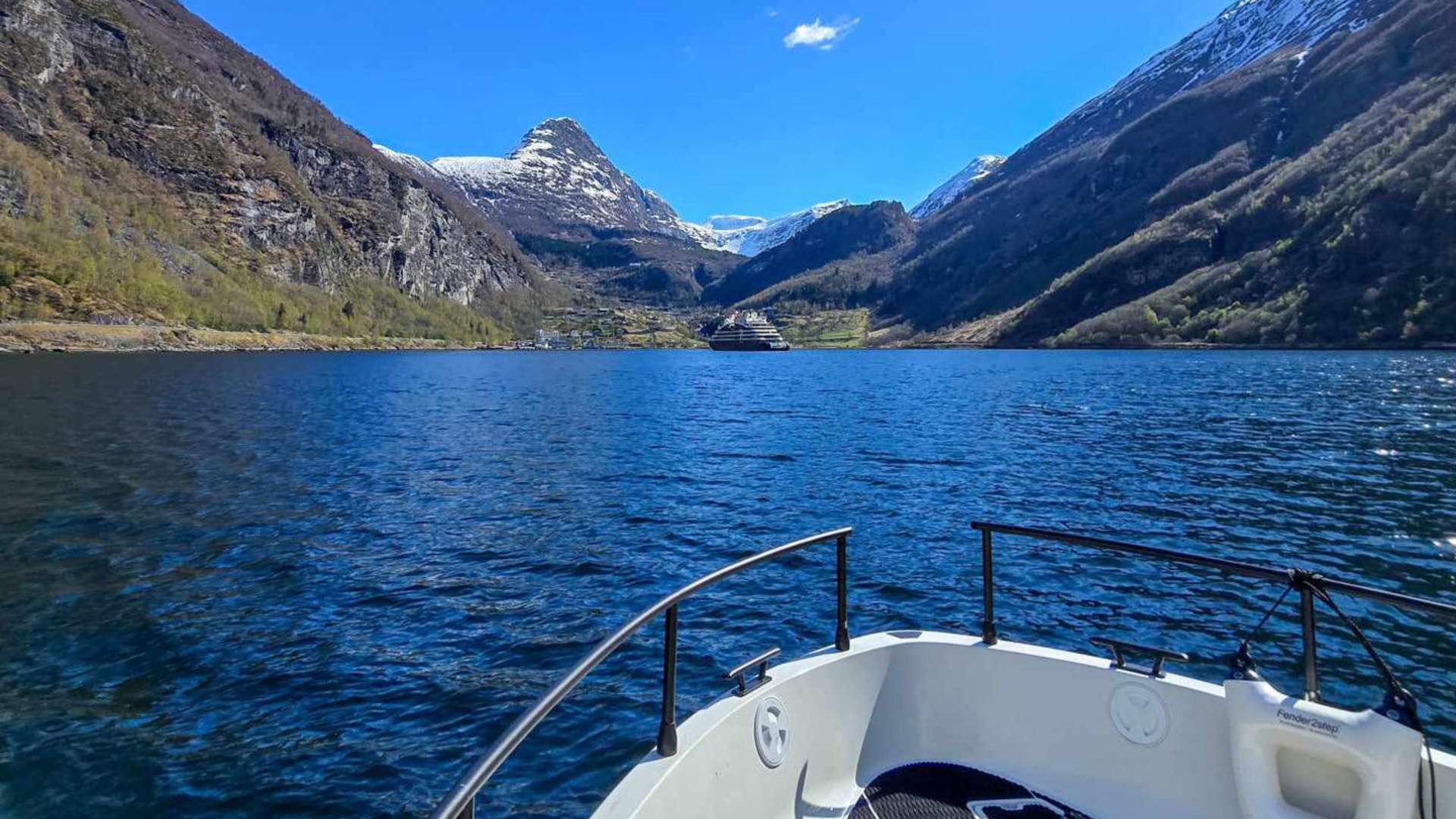 På båttur med utsikt mot Geiranger.