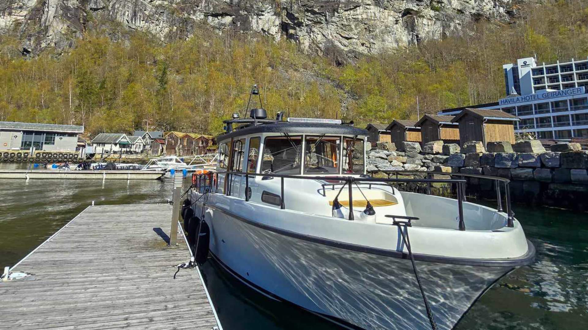 Båten ligger klar til kai i Geiranger.