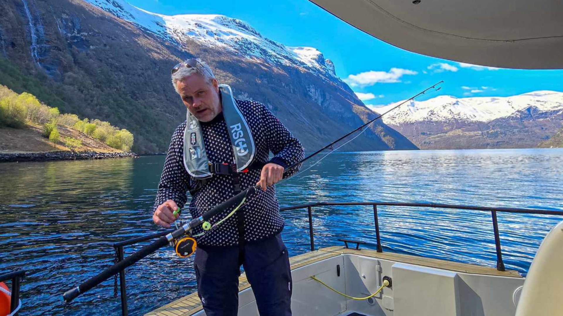 Kaptein og guide finner de beste fiskeplassene.