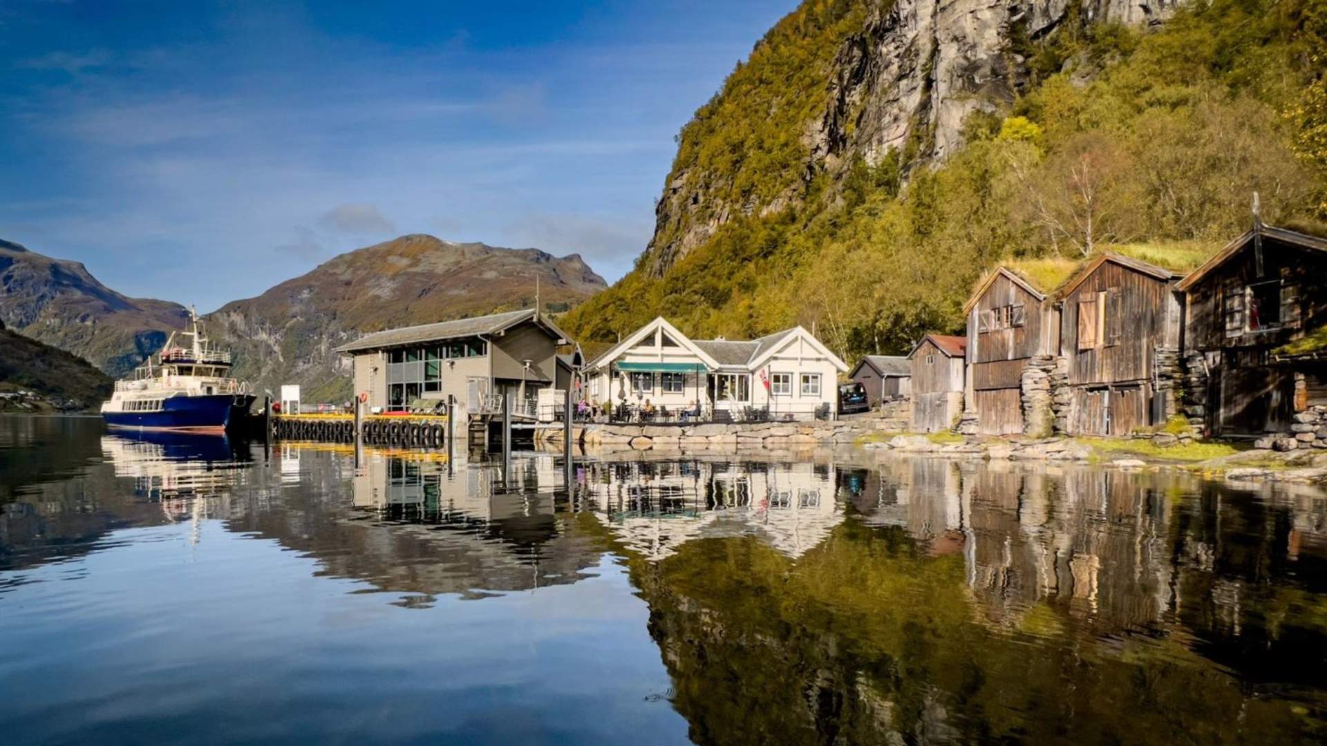 Koslig restaurant helt ved kaikanten i Geirangerfjorden.