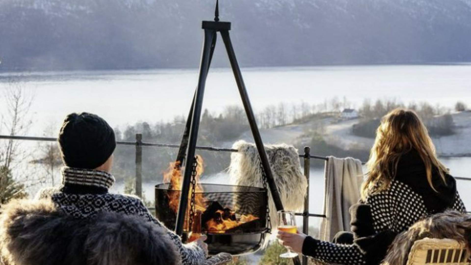 Flott utsikt og god stemning ved bålpanna på Storfjord Hotel.