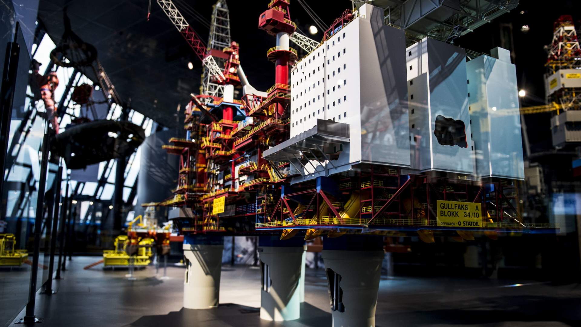 Foto fra utstillingen. I forgrunnen modell av plattformen Gullfaks A. Modellen er del av museets gjenstandssamling.